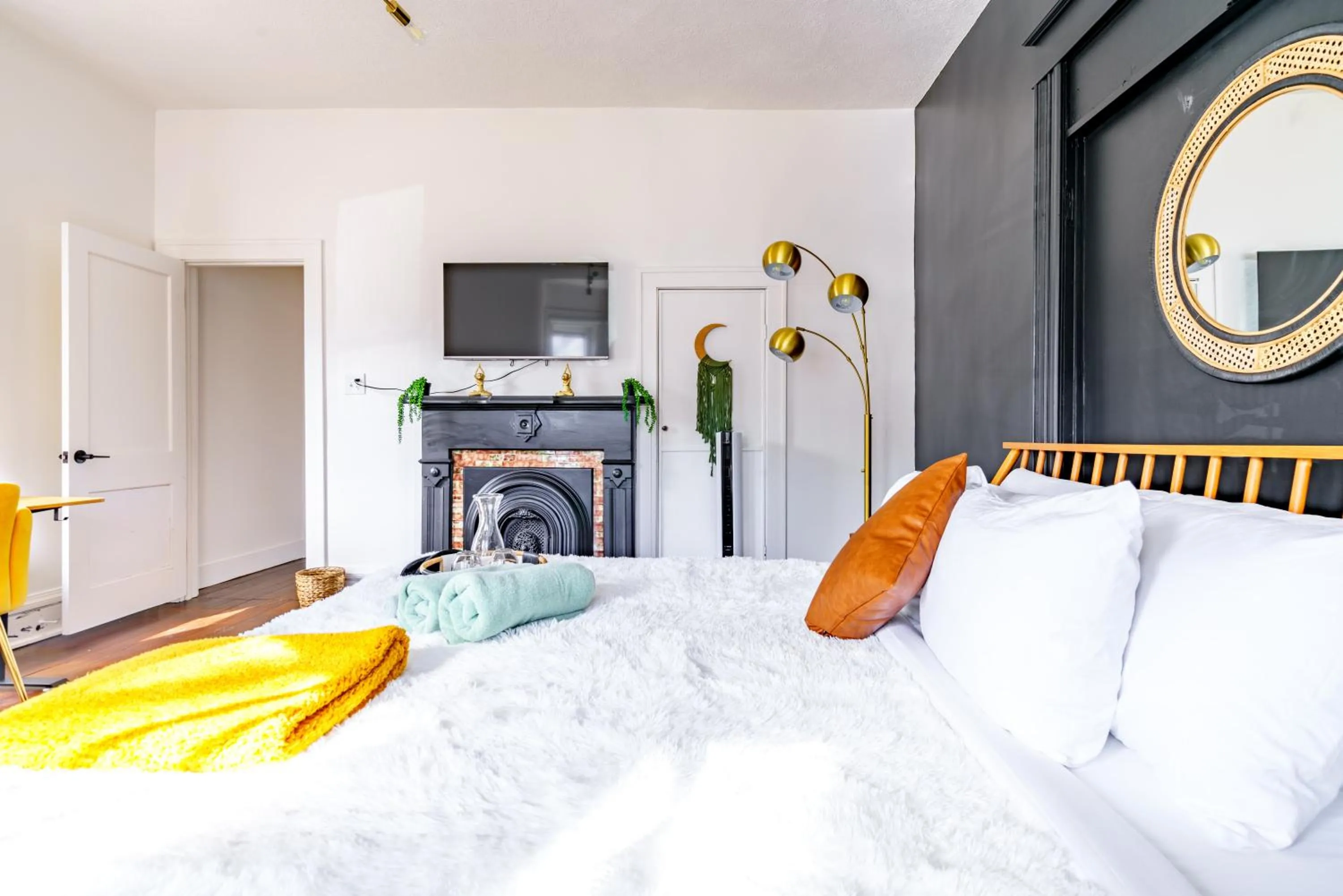 Bed in Jungle House Luxury Stays - Downtown Chillicothe