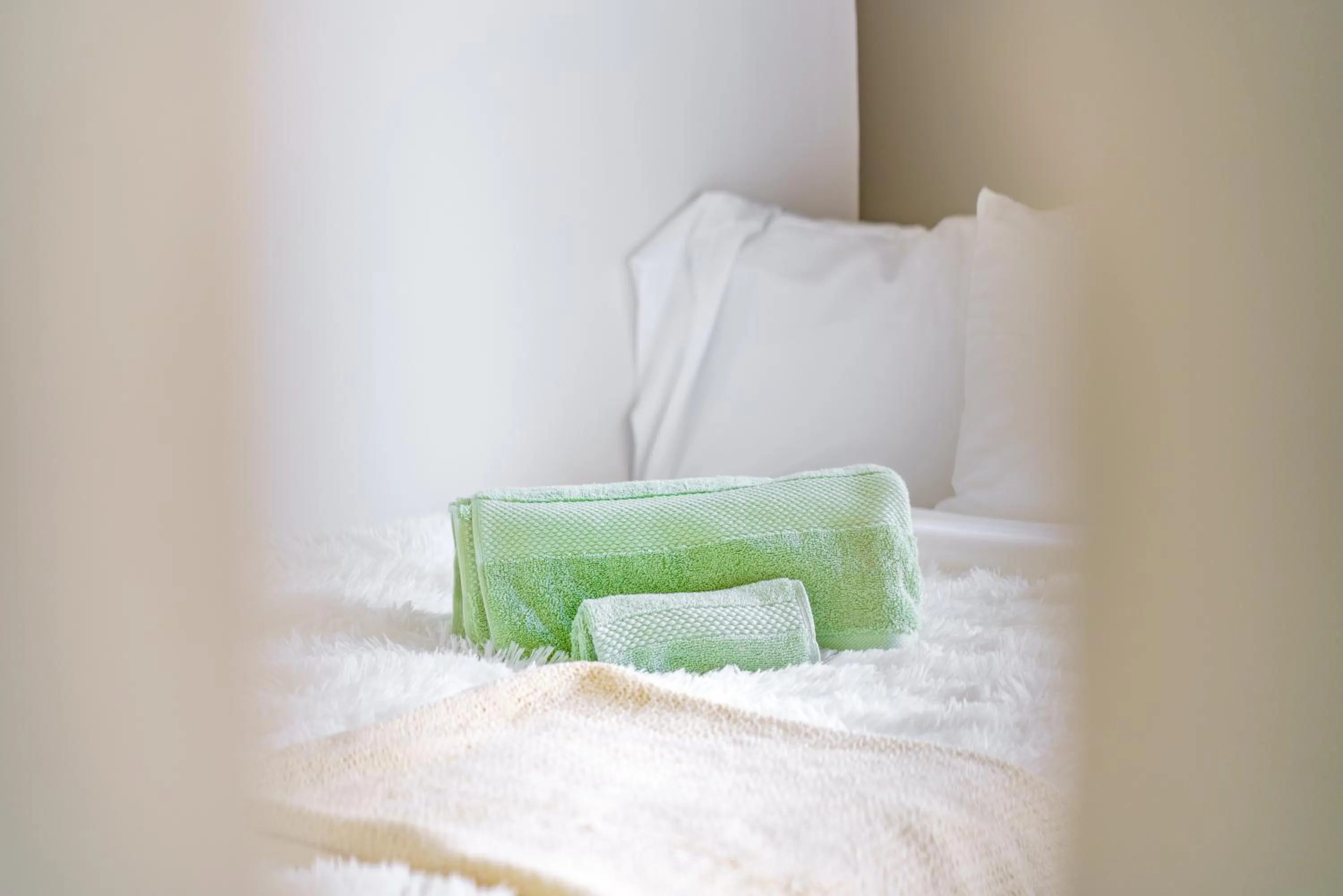 Bed in Jungle House Luxury Stays - Downtown Chillicothe