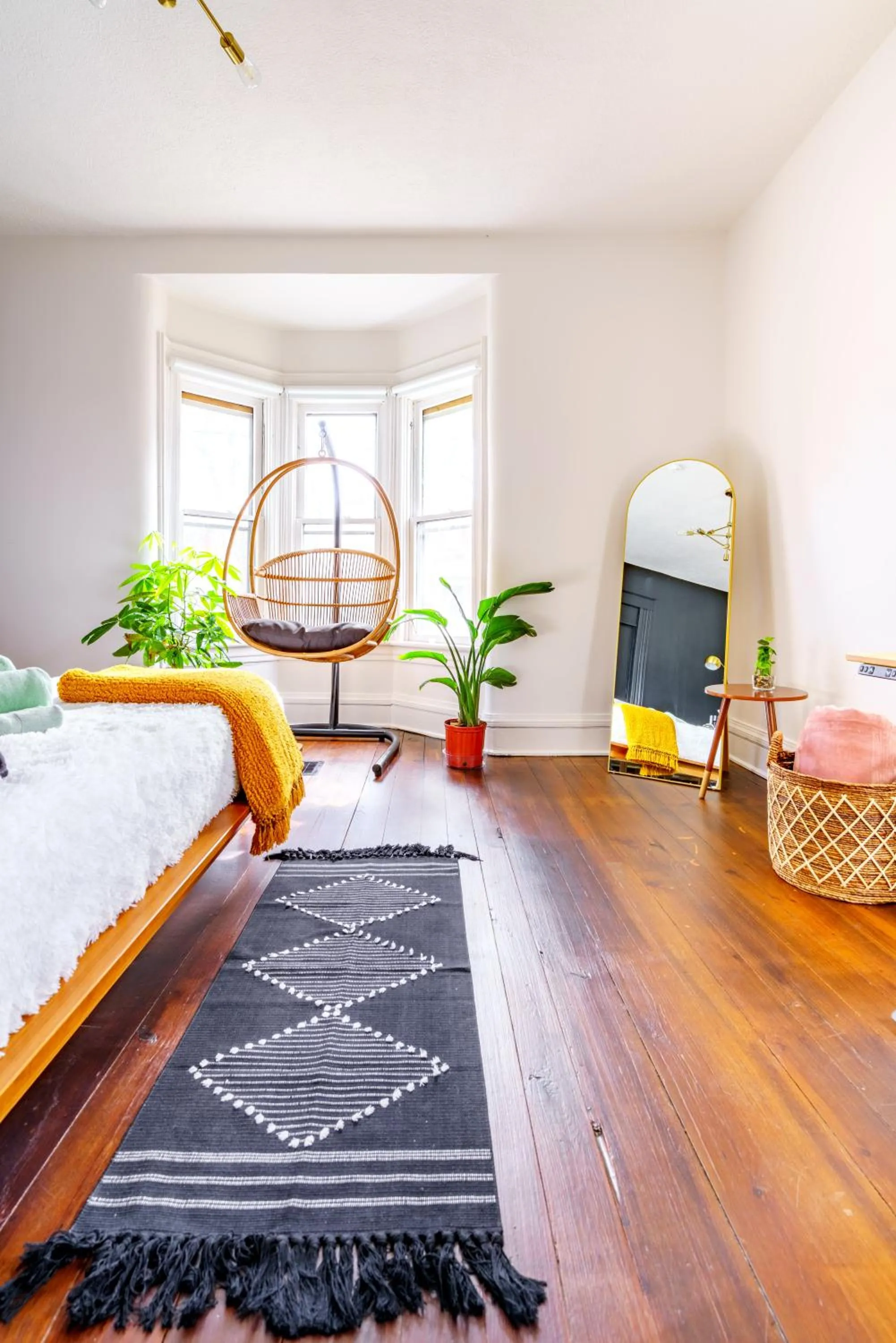 Bed in Jungle House Luxury Stays - Downtown Chillicothe