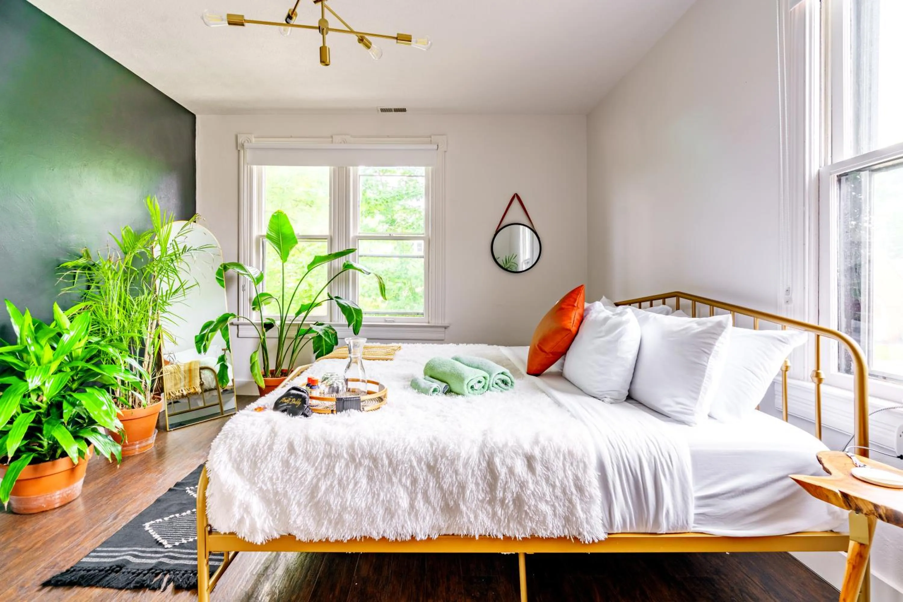 Bed in Jungle House Luxury Stays - Downtown Chillicothe