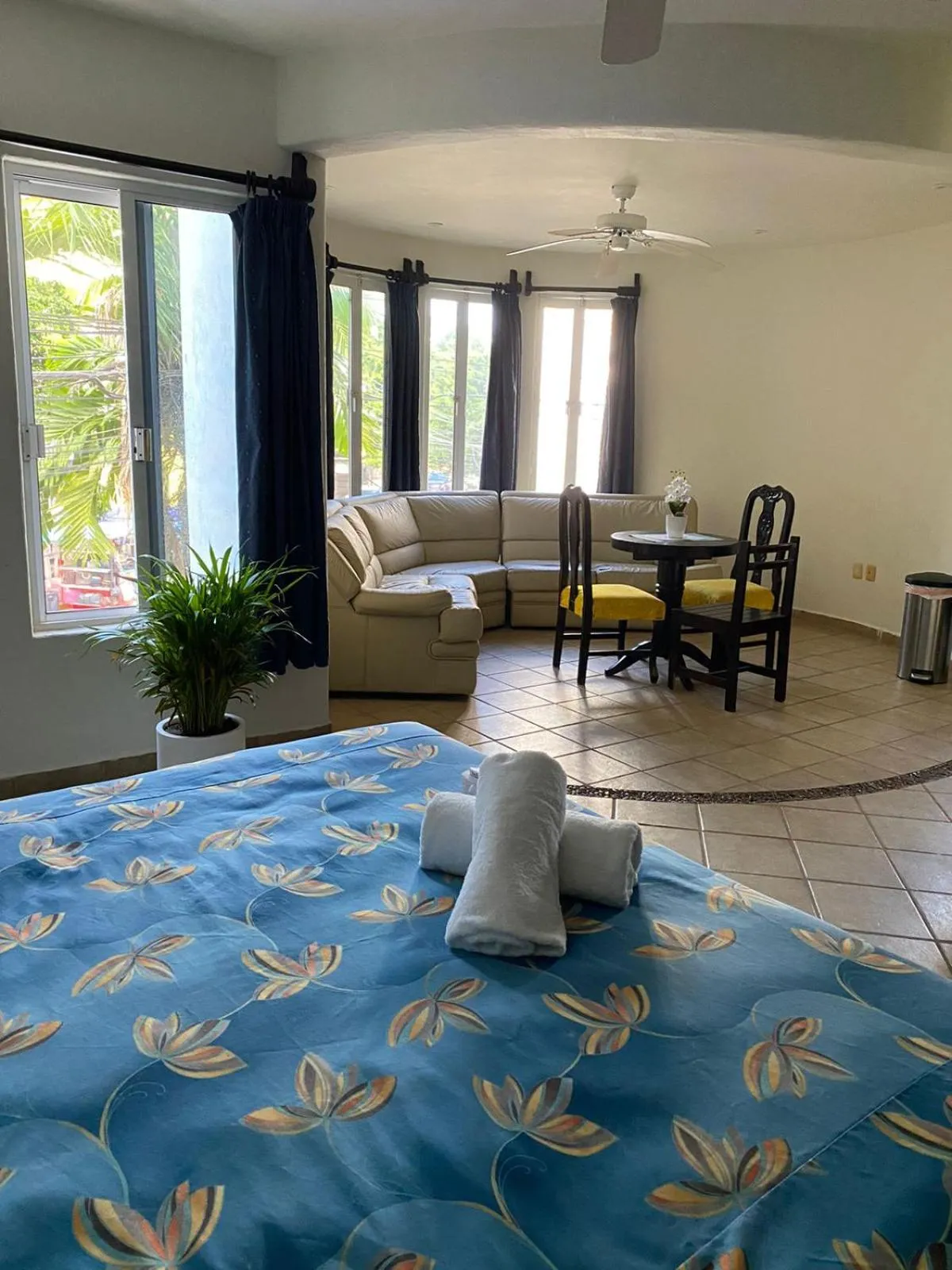 Living room, Bed in Hotel Castillo Del Mar - 5 Th Ave