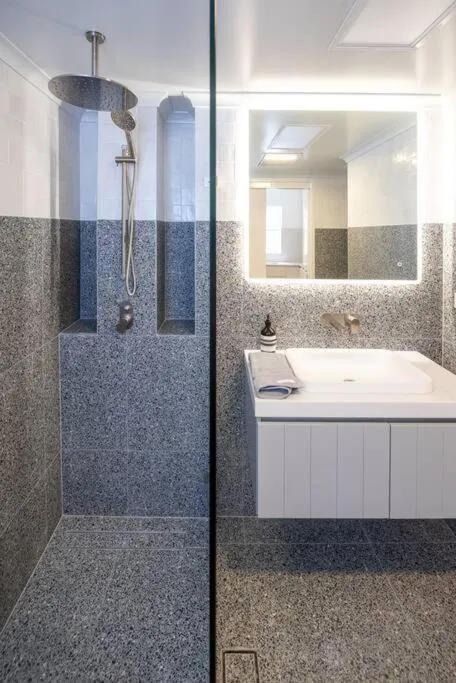 Luxury modern CBD ground floor apartment.