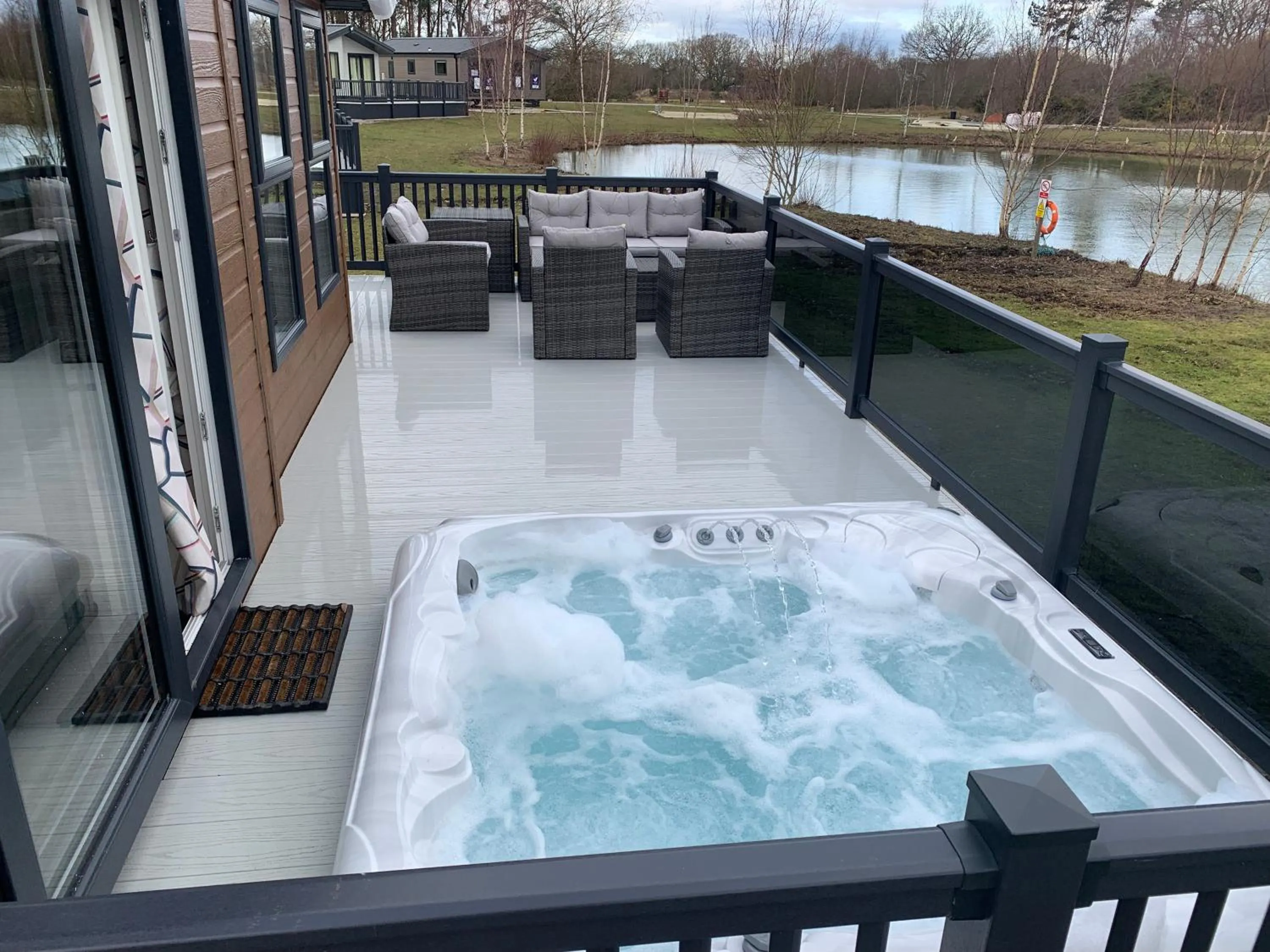 Bay Tree Lodge: Lakeside lodge w/hot tub & cinema surround sound