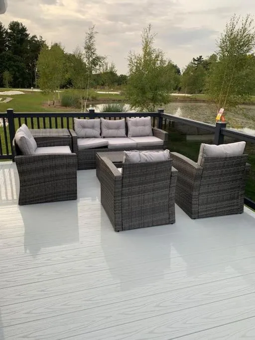 Bay Tree Lodge: Lakeside lodge w/hot tub & cinema surround sound