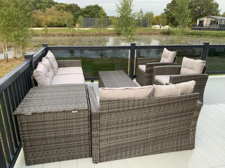 Bay Tree Lodge: Lakeside lodge w/hot tub & cinema surround sound