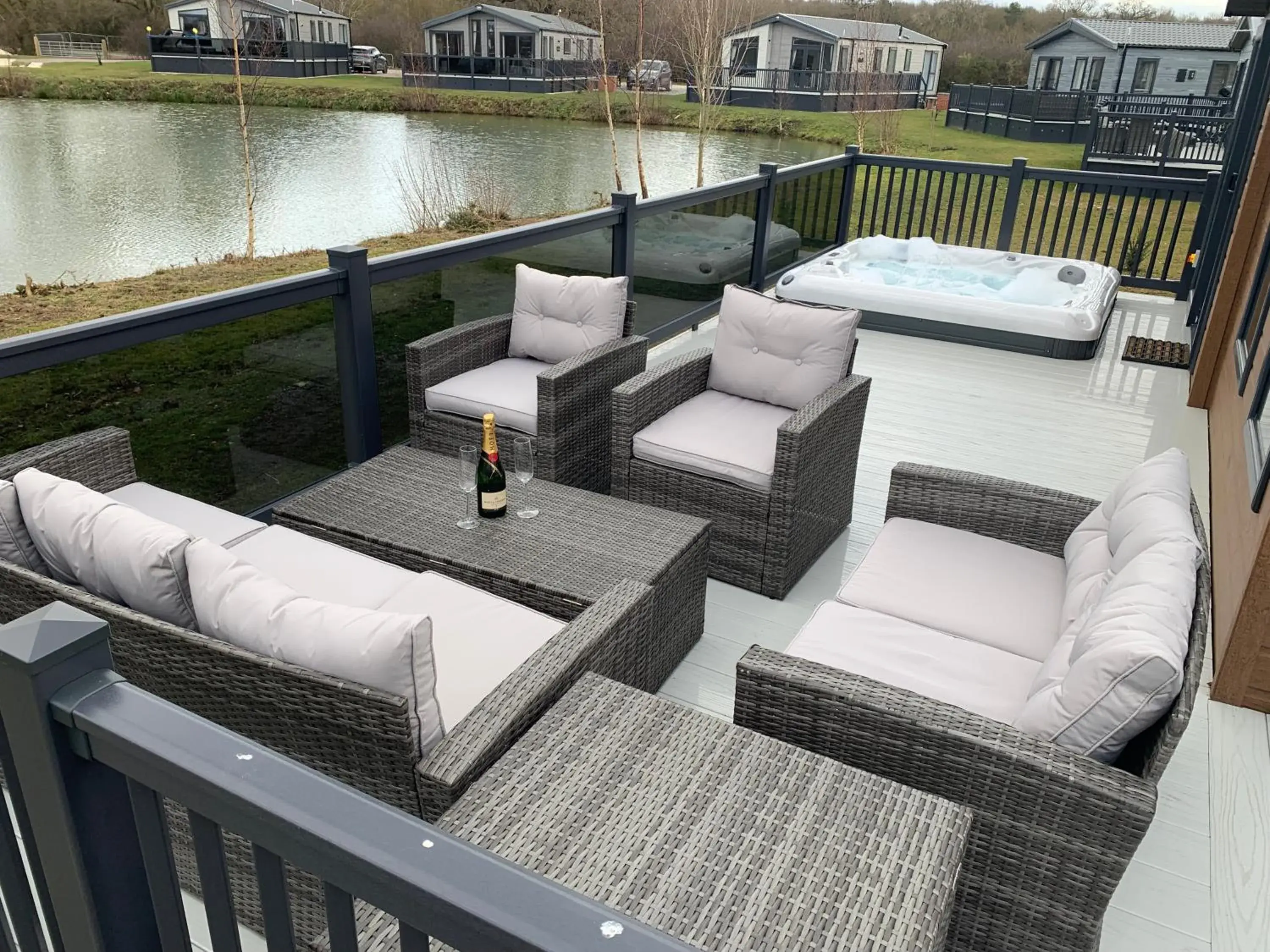 Bay Tree Lodge: Lakeside lodge w/hot tub & cinema surround sound Bay Tree Lodge: Lakeside lodge w/hot tub & cinema surround sound