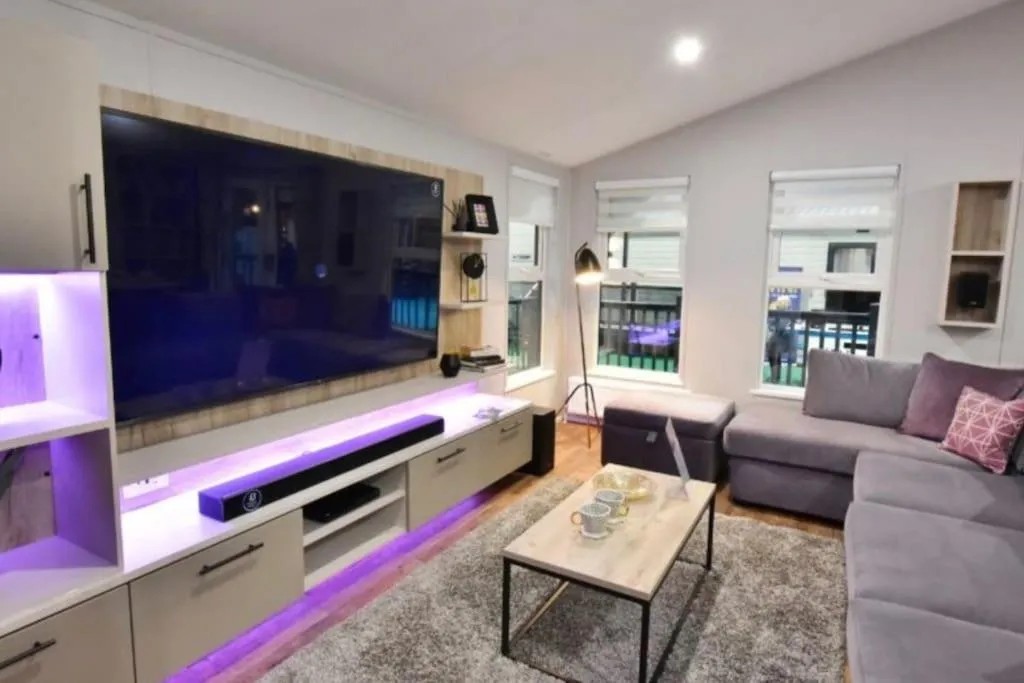 Bay Tree Lodge: Lakeside lodge w/hot tub & cinema surround sound