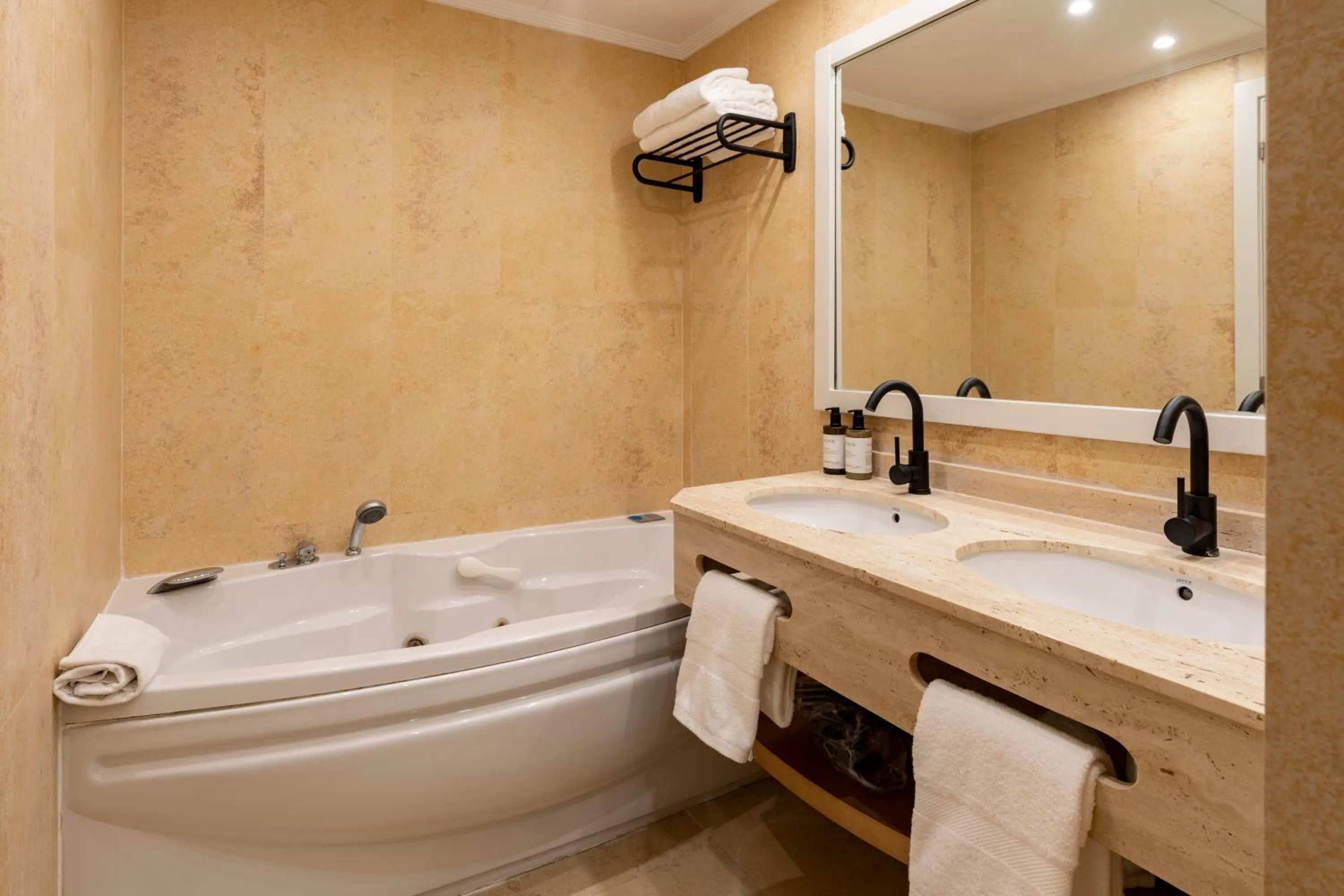Shower in PONTIANA Thalasso Hotel