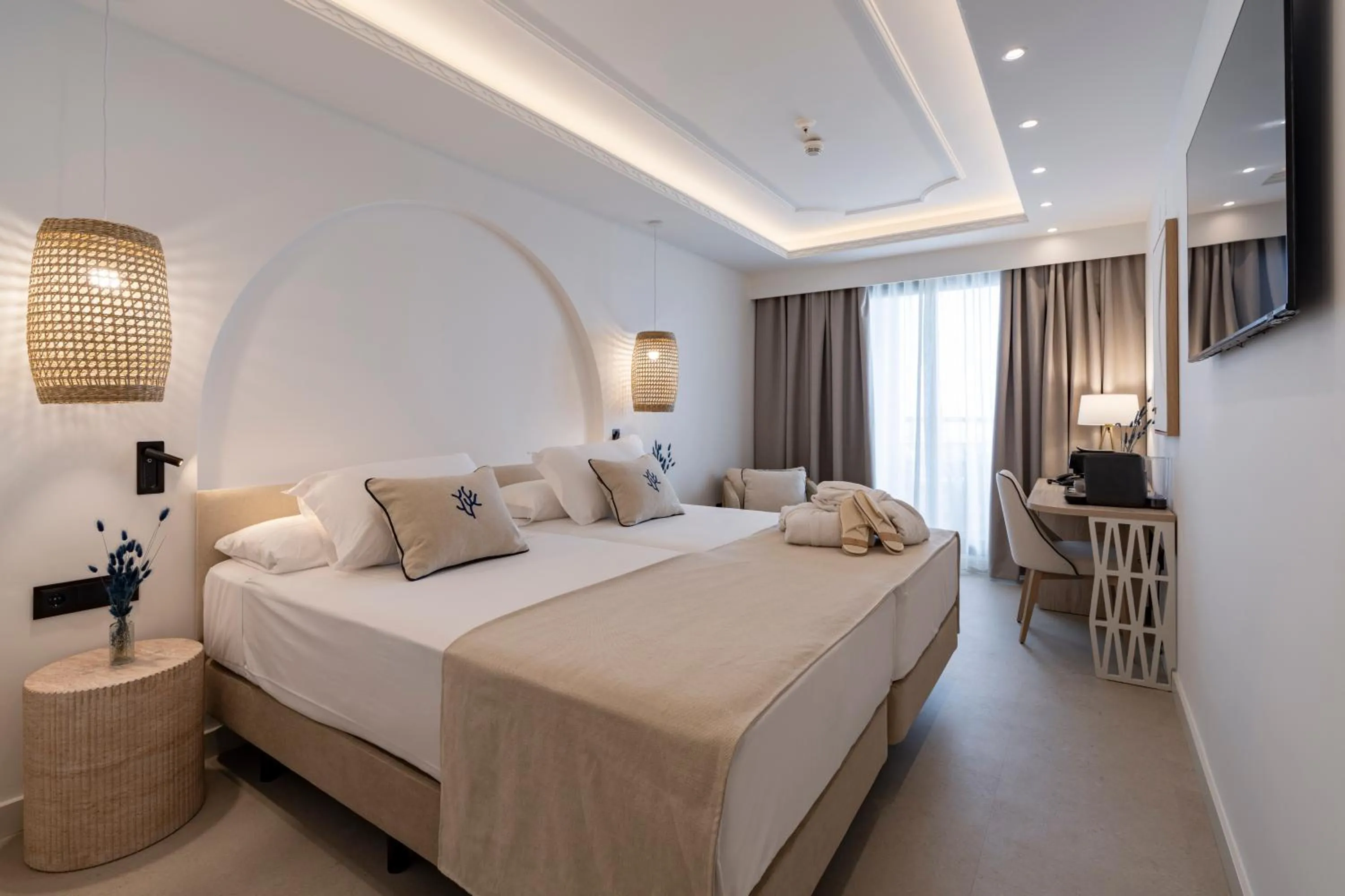 Bed in PONTIANA Thalasso Hotel