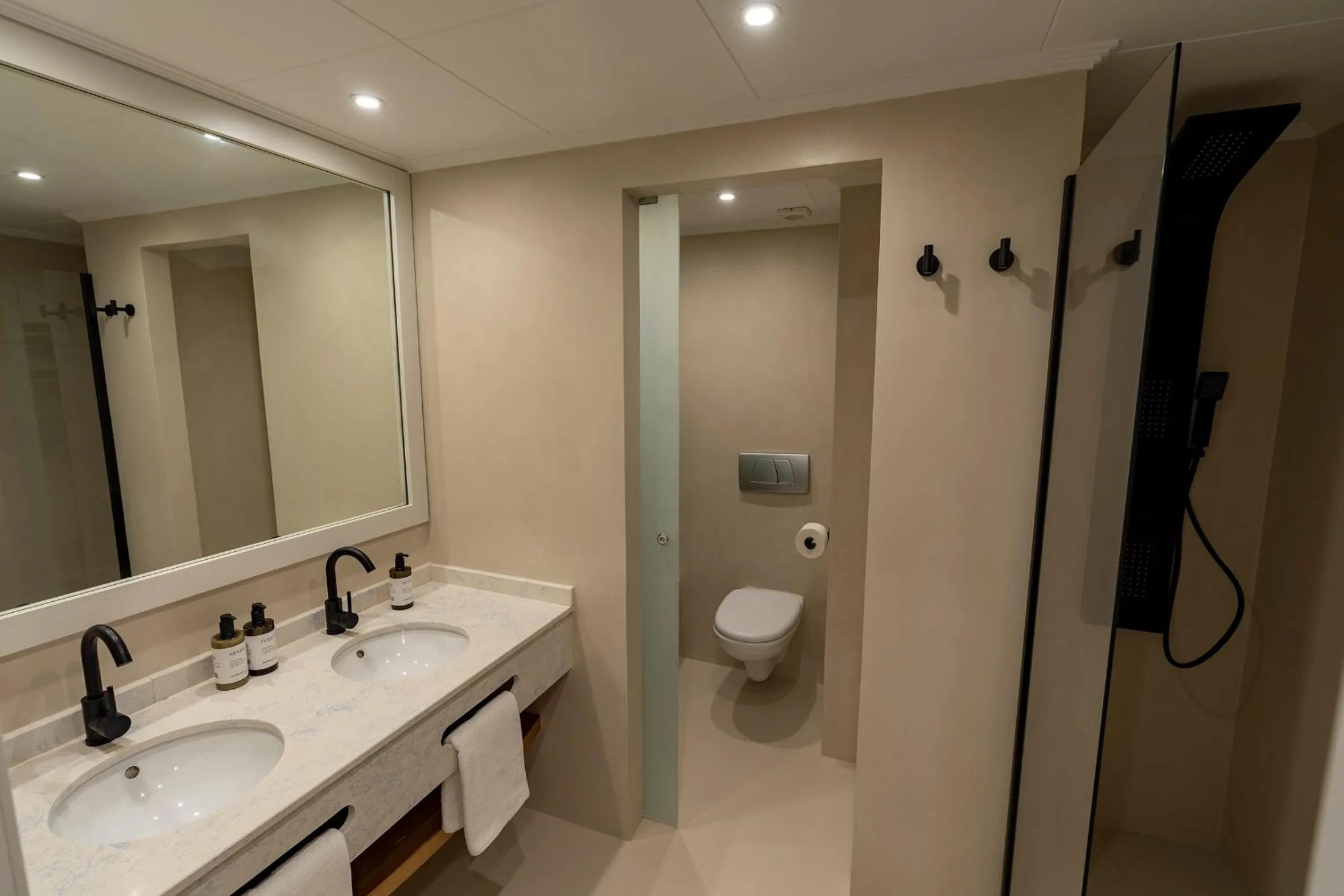 Shower in PONTIANA Thalasso Hotel