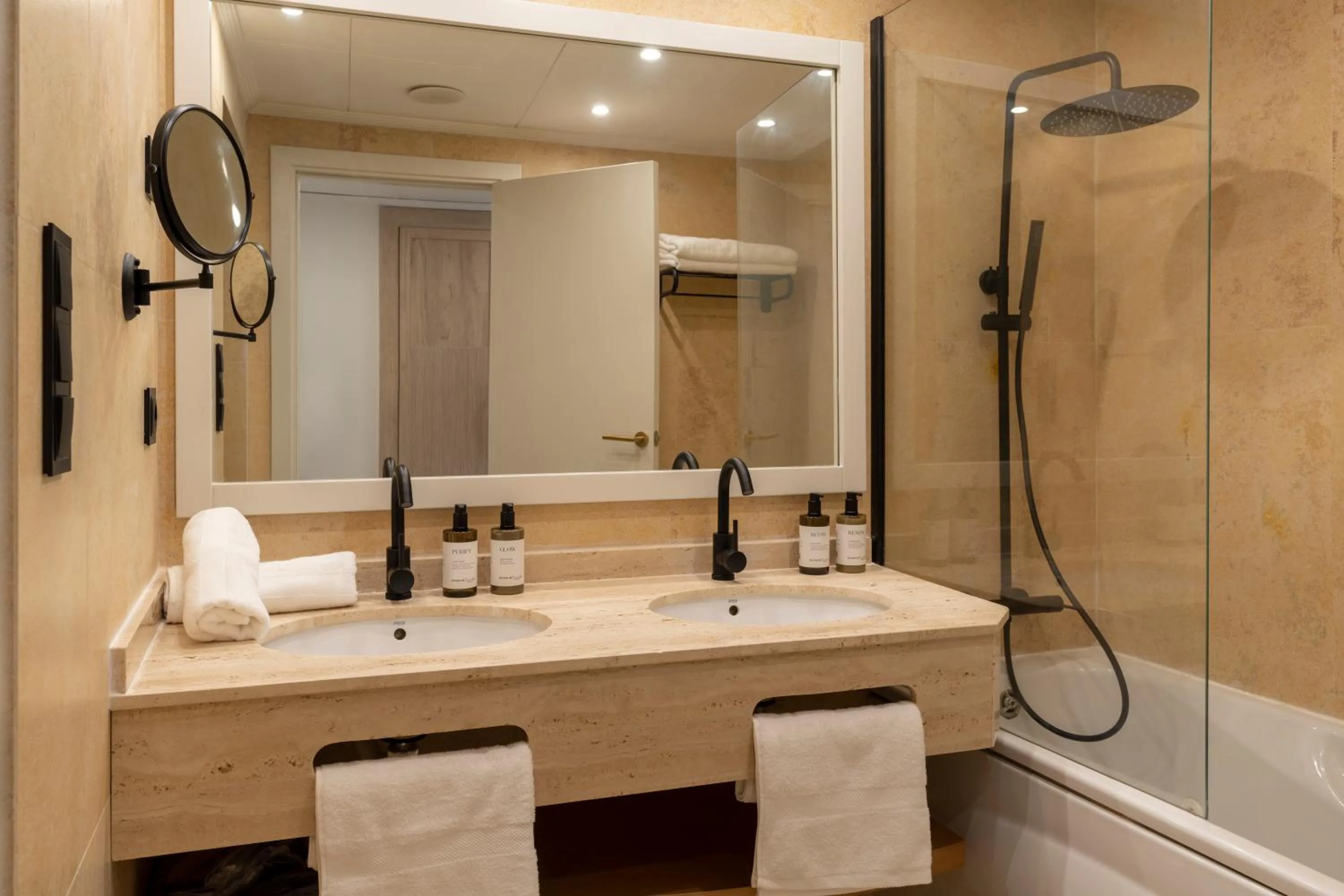 Shower in PONTIANA Thalasso Hotel
