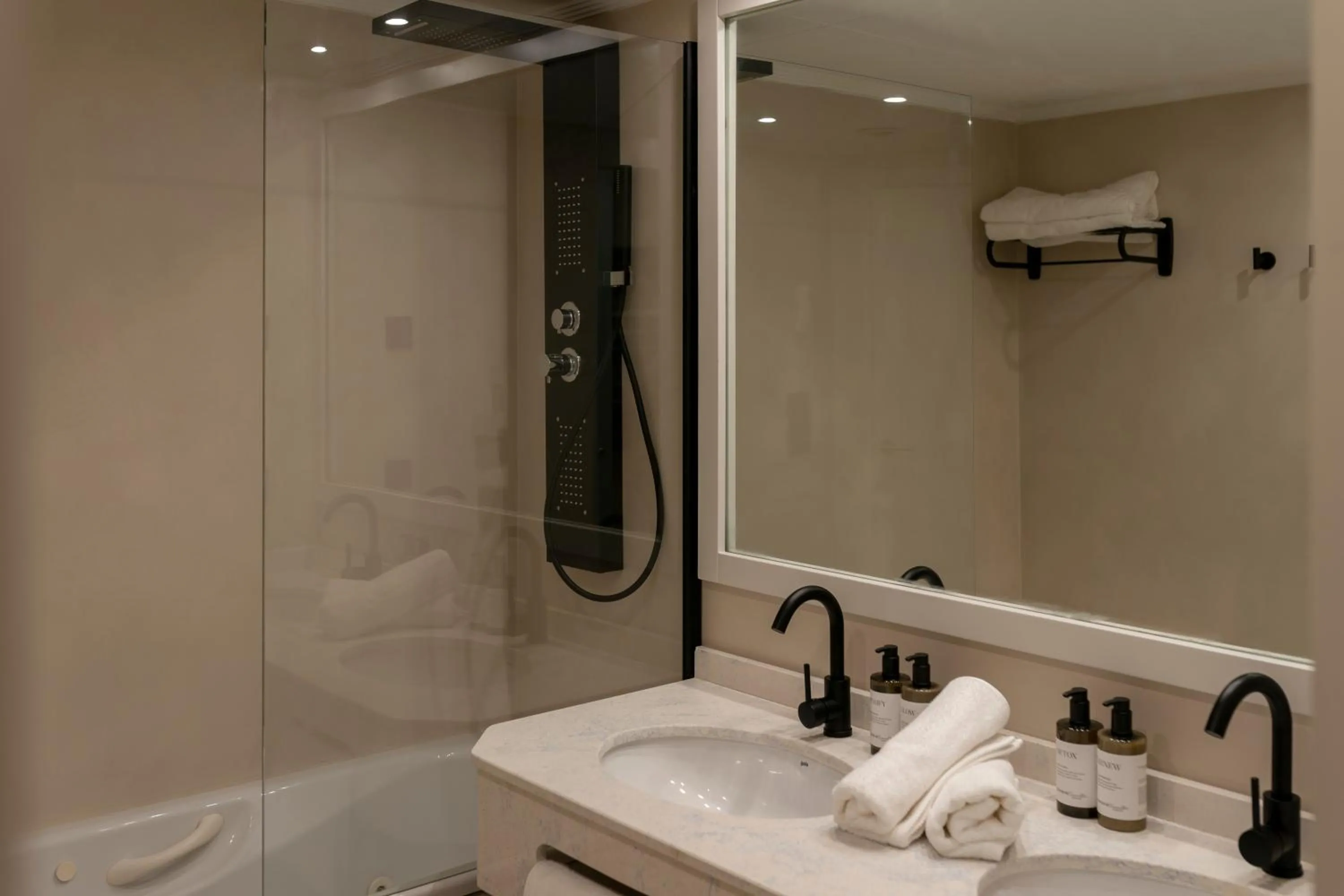 Shower in PONTIANA Thalasso Hotel