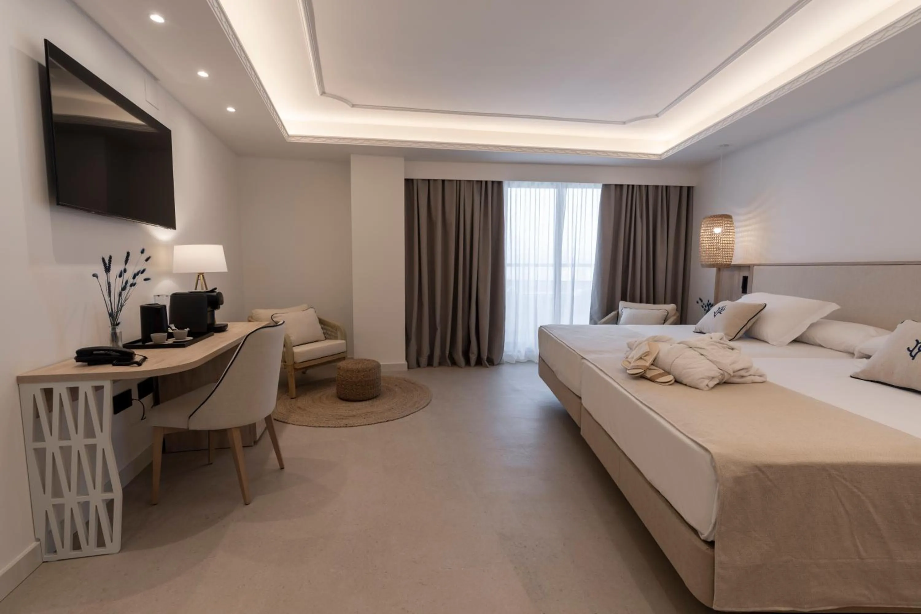 Bed in PONTIANA Thalasso Hotel