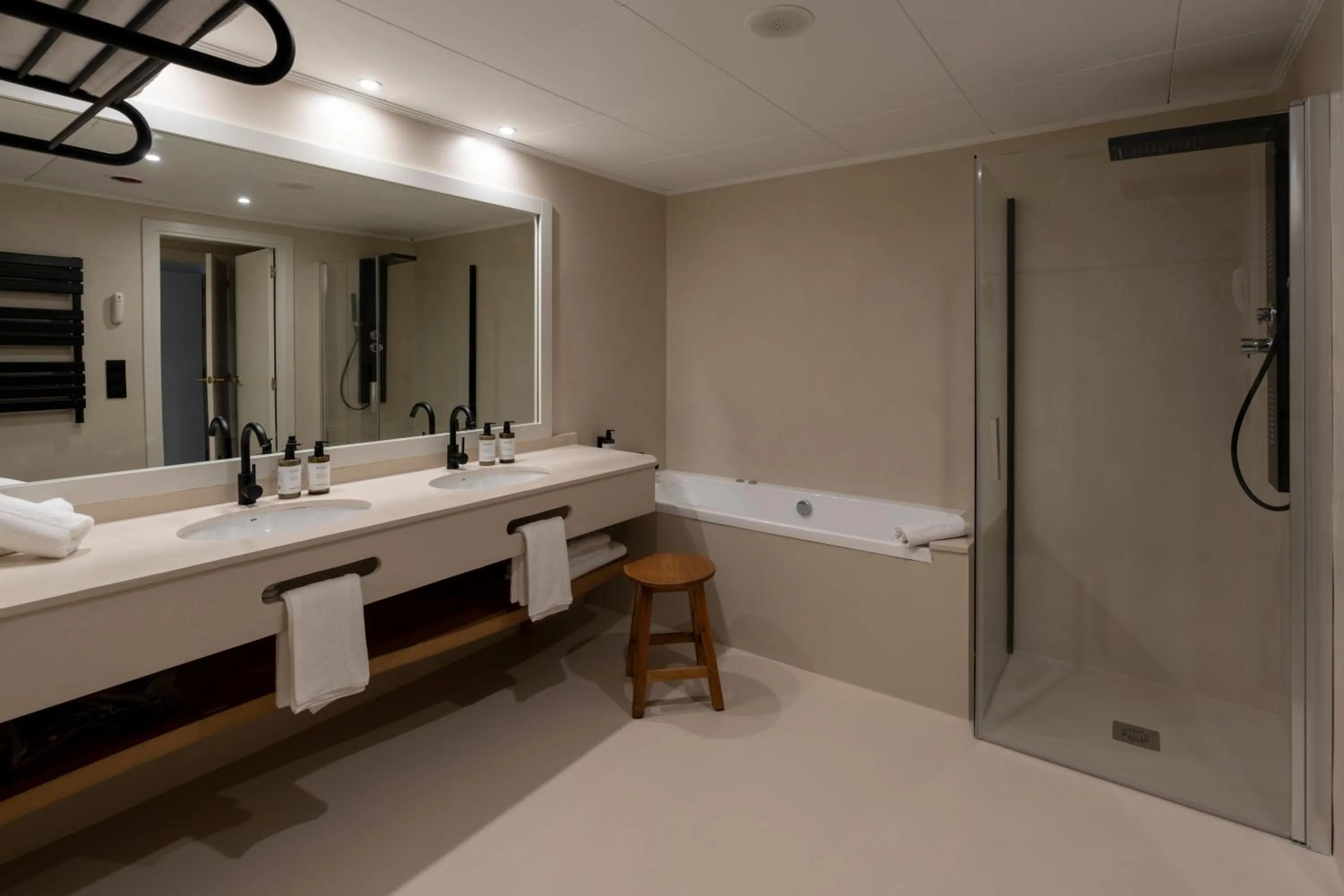 Shower in PONTIANA Thalasso Hotel