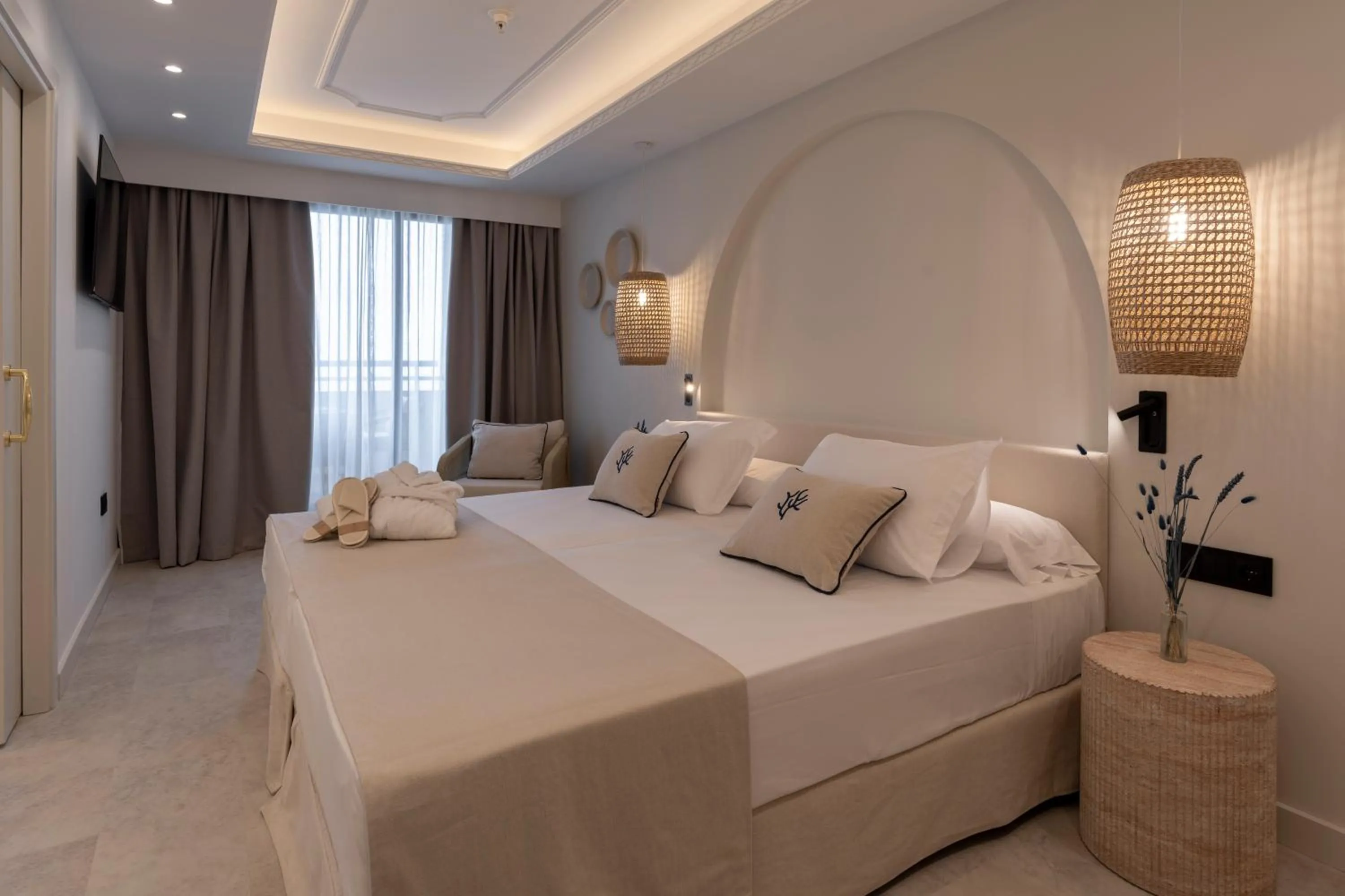 Bed in PONTIANA Thalasso Hotel