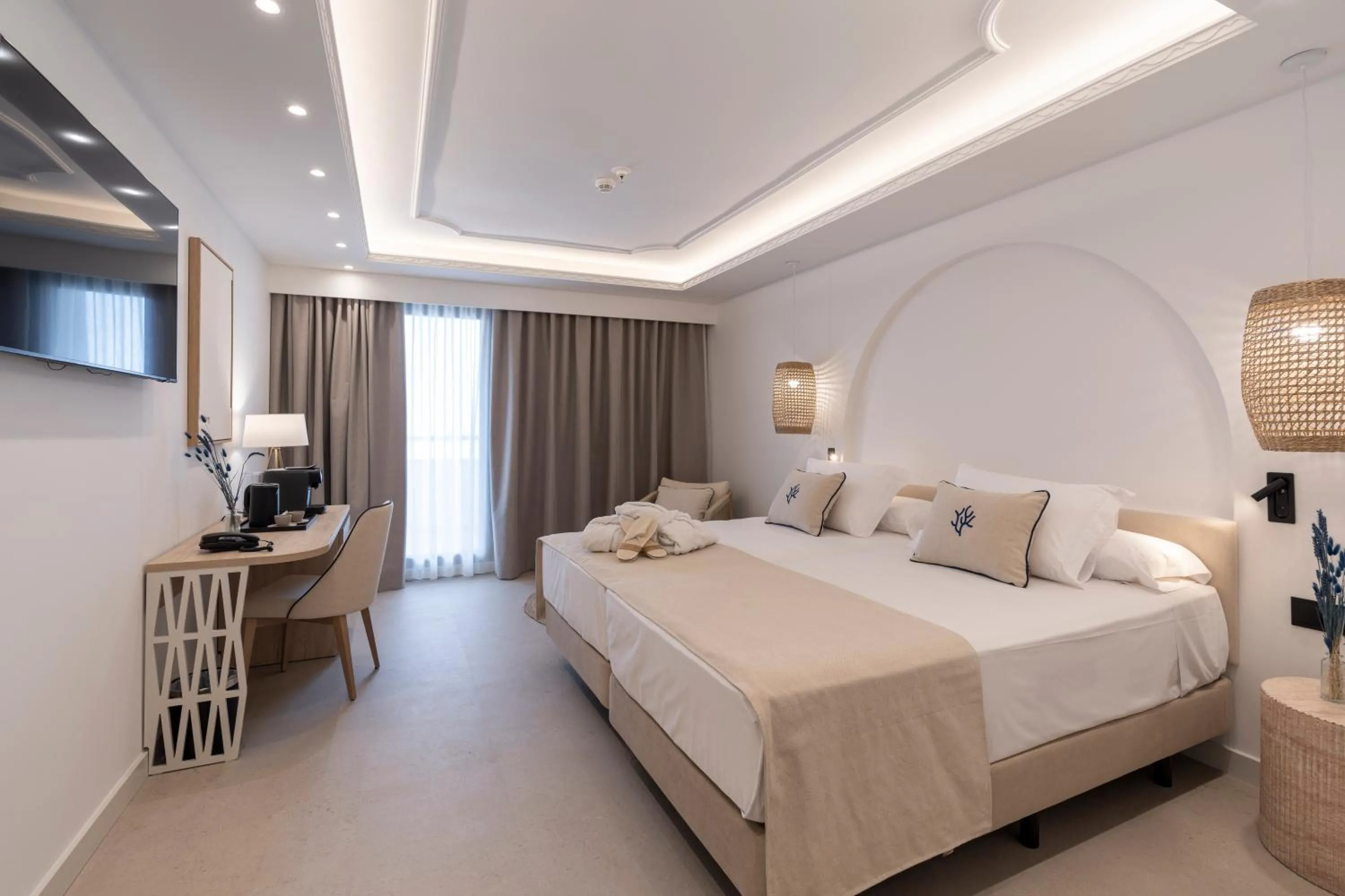 Bed in PONTIANA Thalasso Hotel