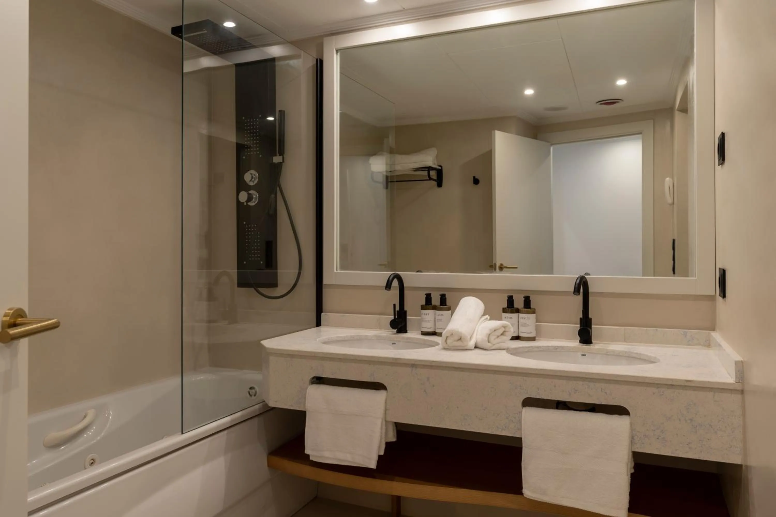 Shower in PONTIANA Thalasso Hotel