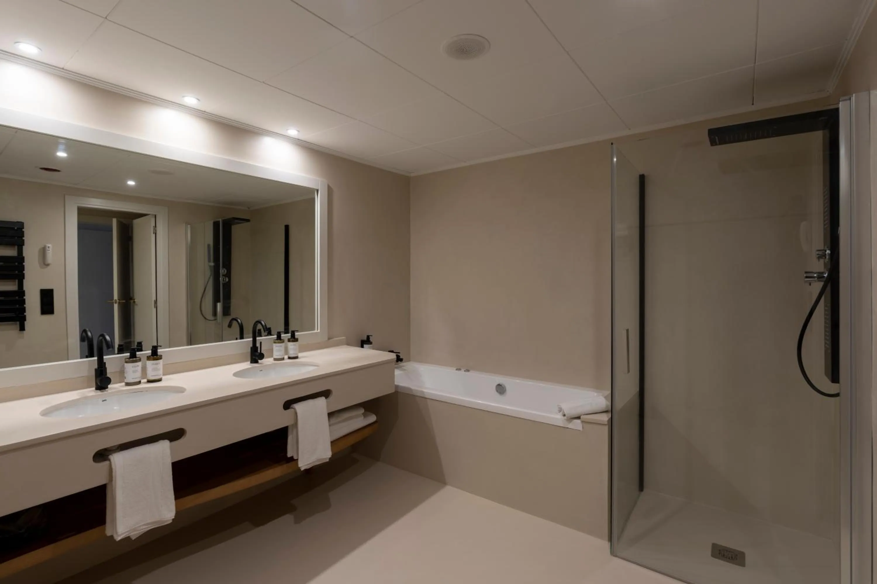 Shower in PONTIANA Thalasso Hotel