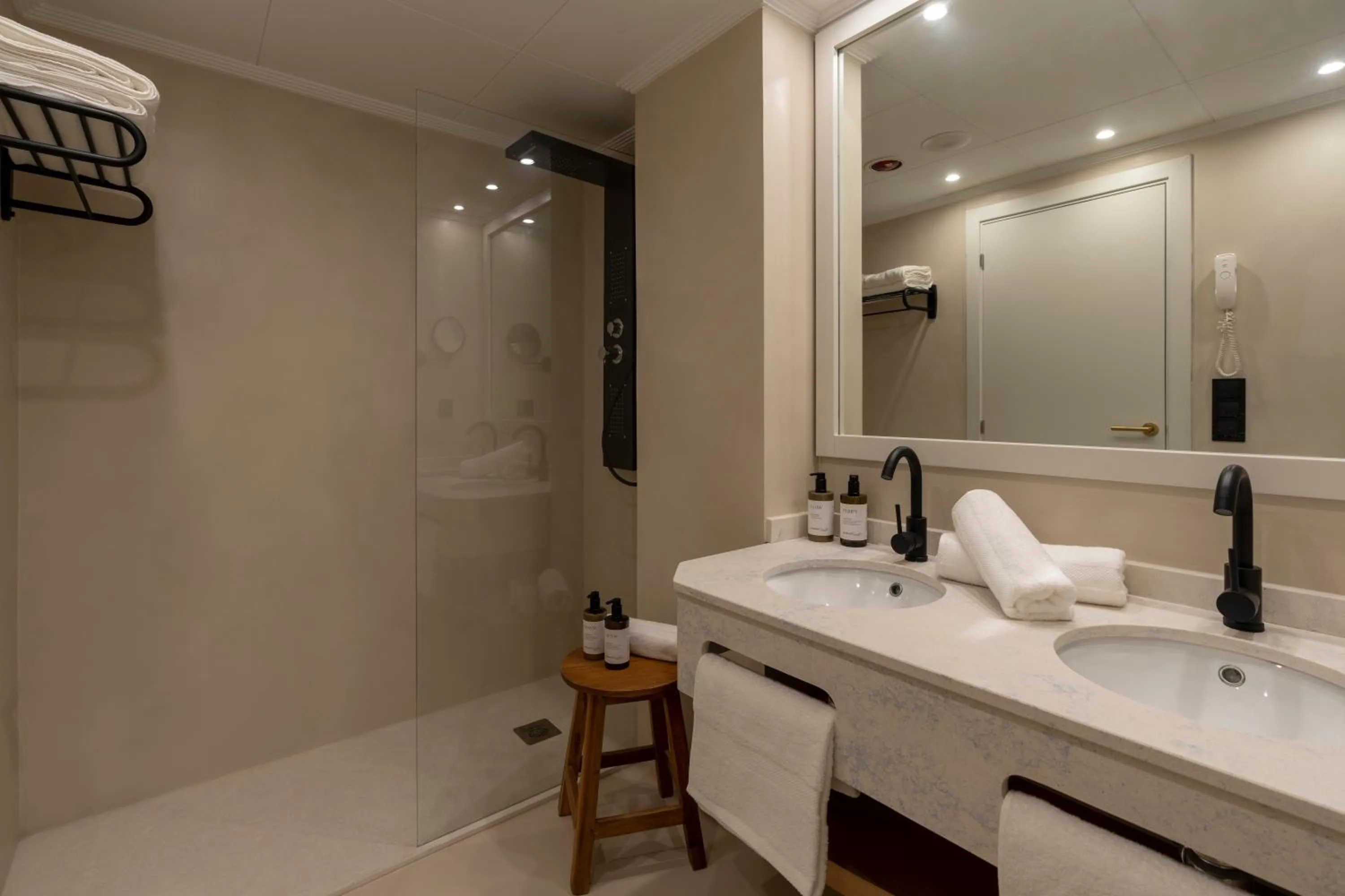 Shower in PONTIANA Thalasso Hotel