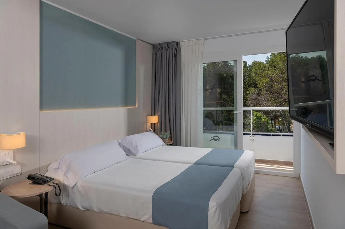 Communal lounge/ TV room, Bed in Costa Encantada Resort & Suites