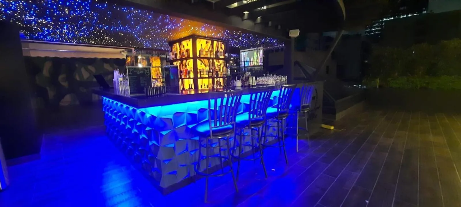 Restaurant/places to eat in Suites MINE