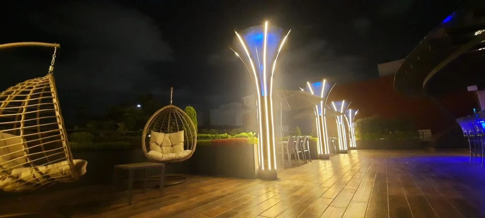 Restaurant/places to eat in Suites MINE