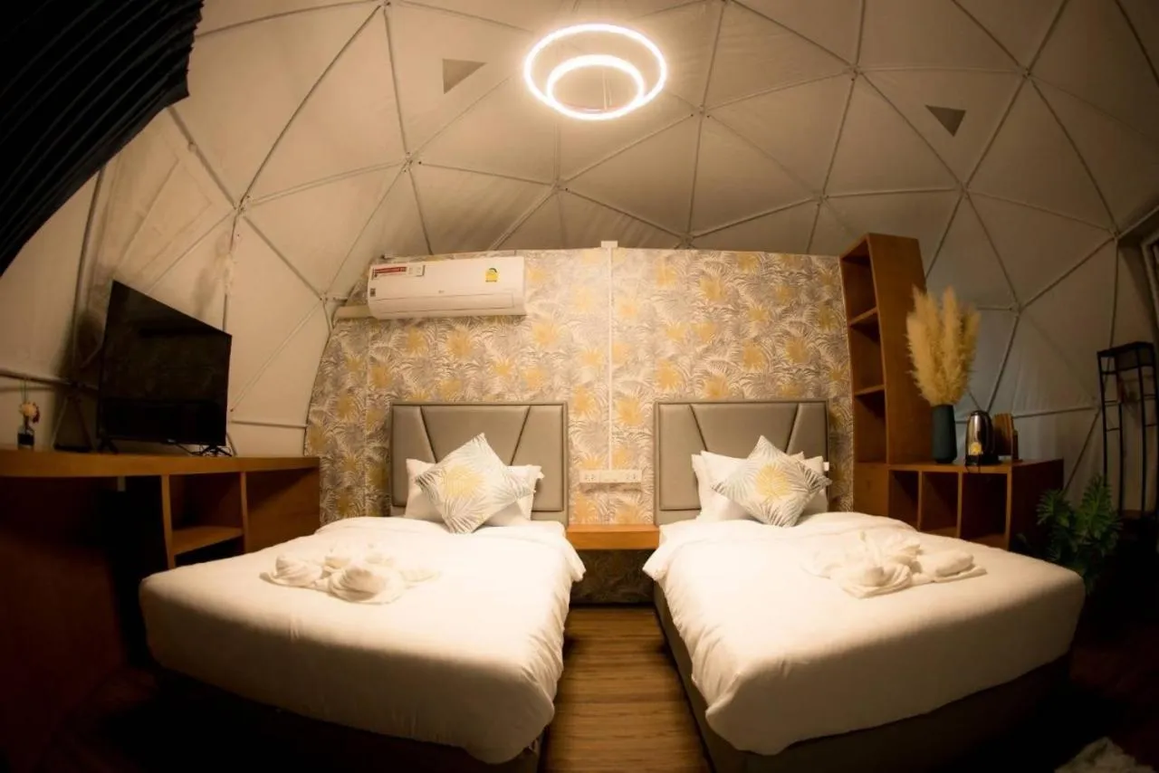 Photo of the whole room, Bed in PaPa Q suite Resort