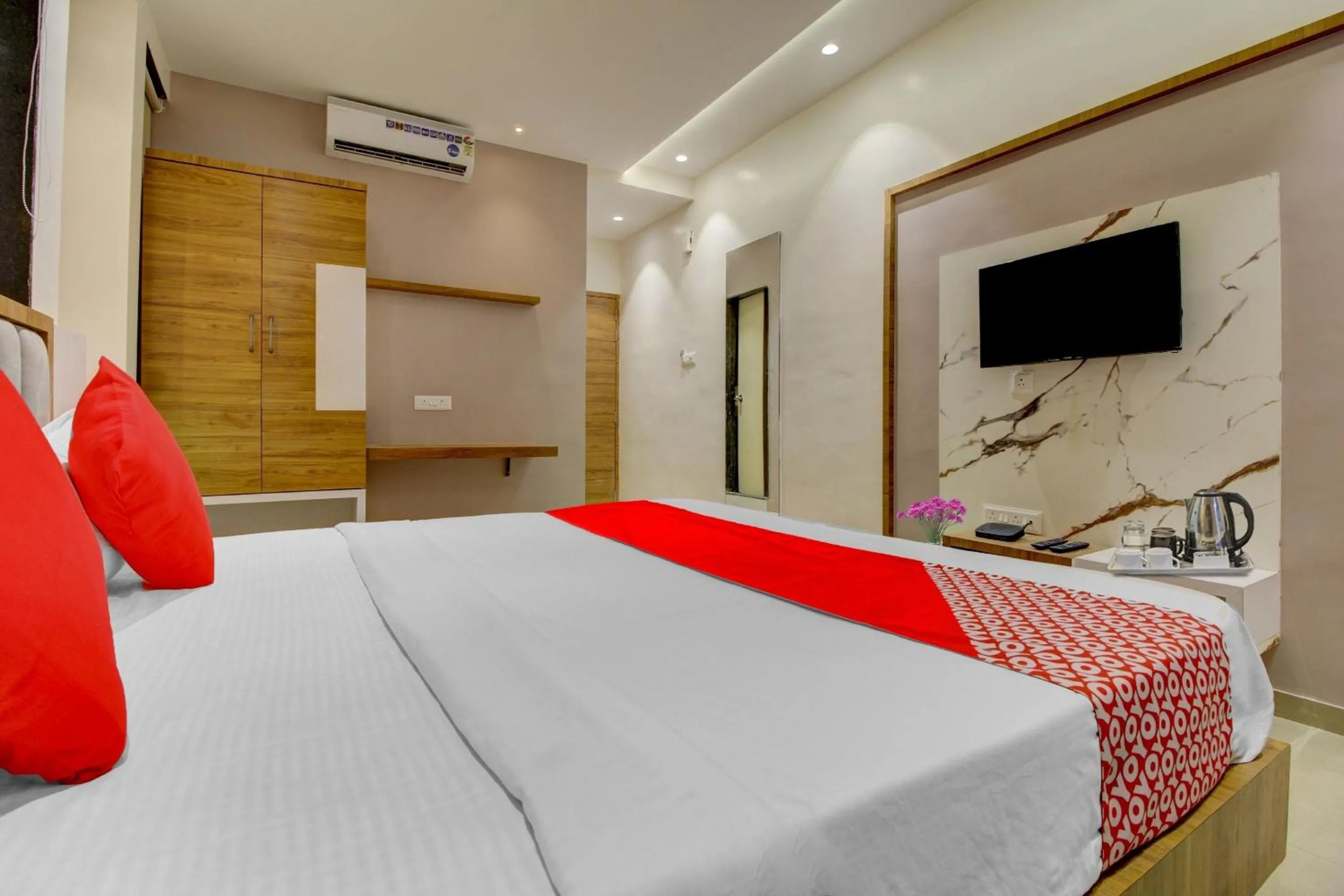 Bedroom in Super Collection O Kesar Inn Banquet & Lodging