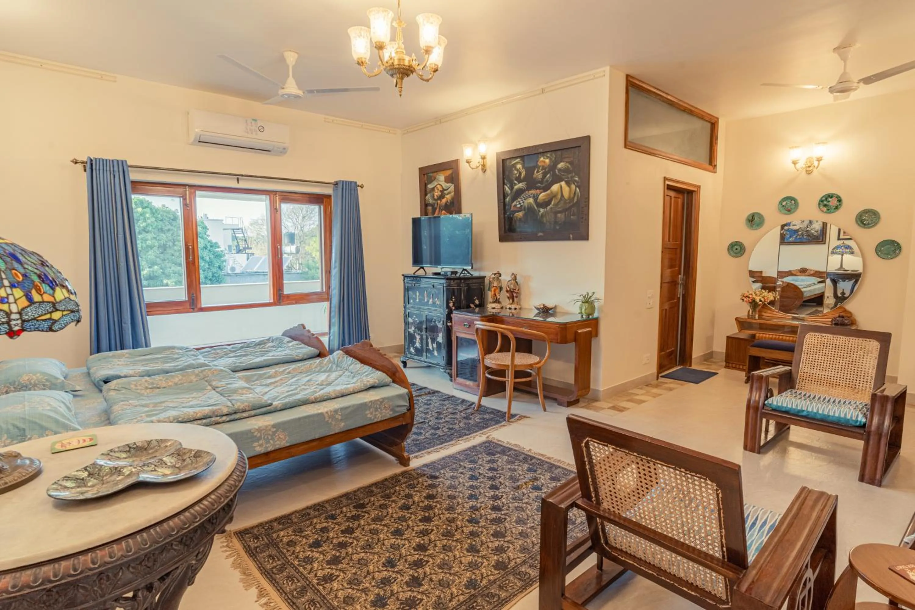 Photo of the whole room in Anchorage 42