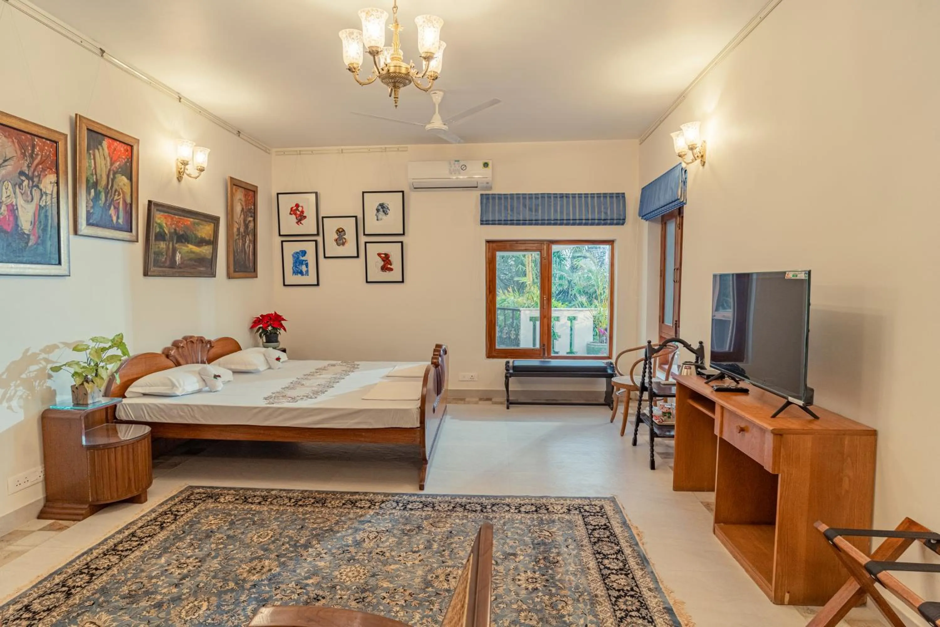 Photo of the whole room, Bed in Anchorage 42