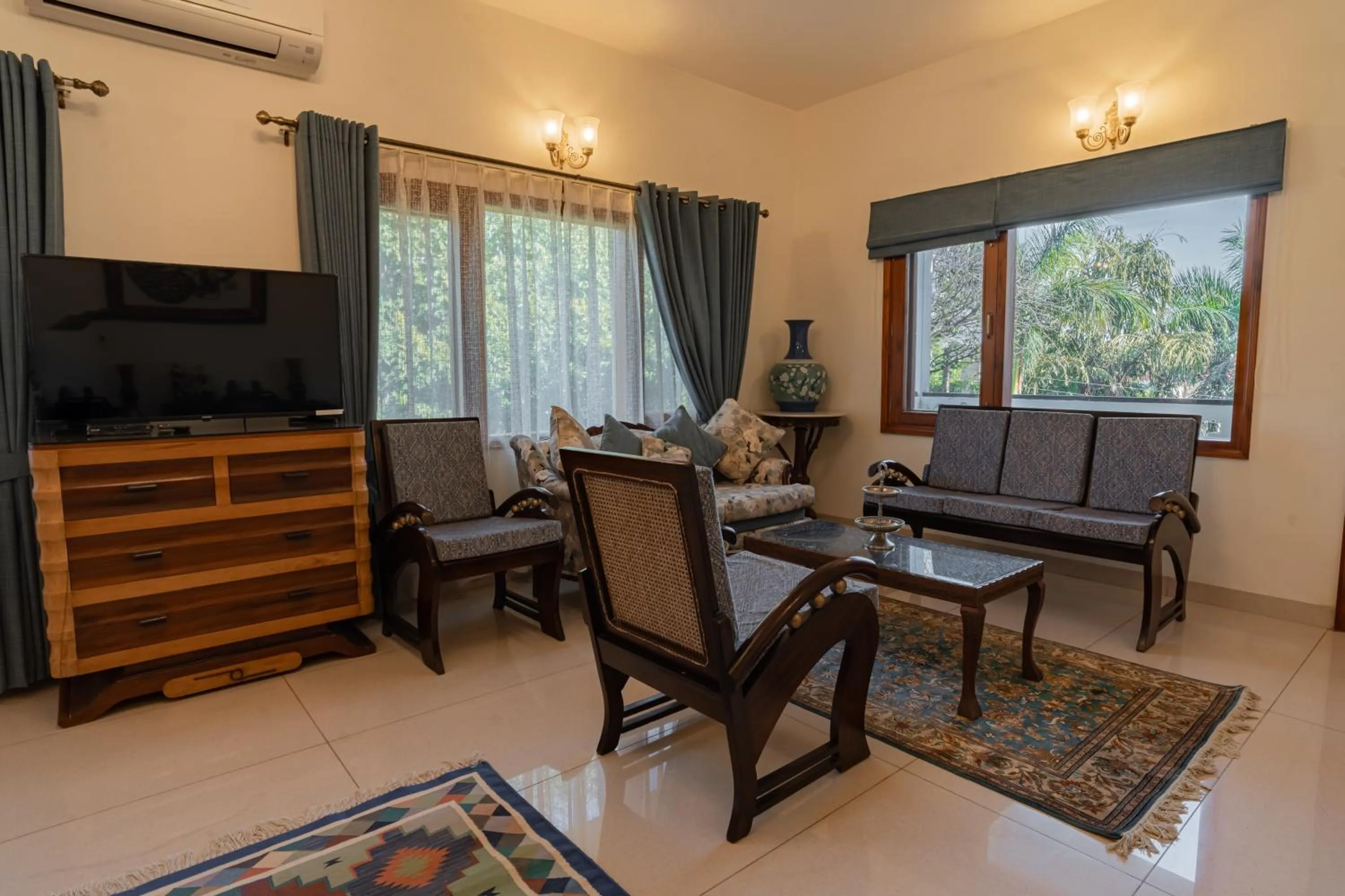 Seating area in Anchorage 42