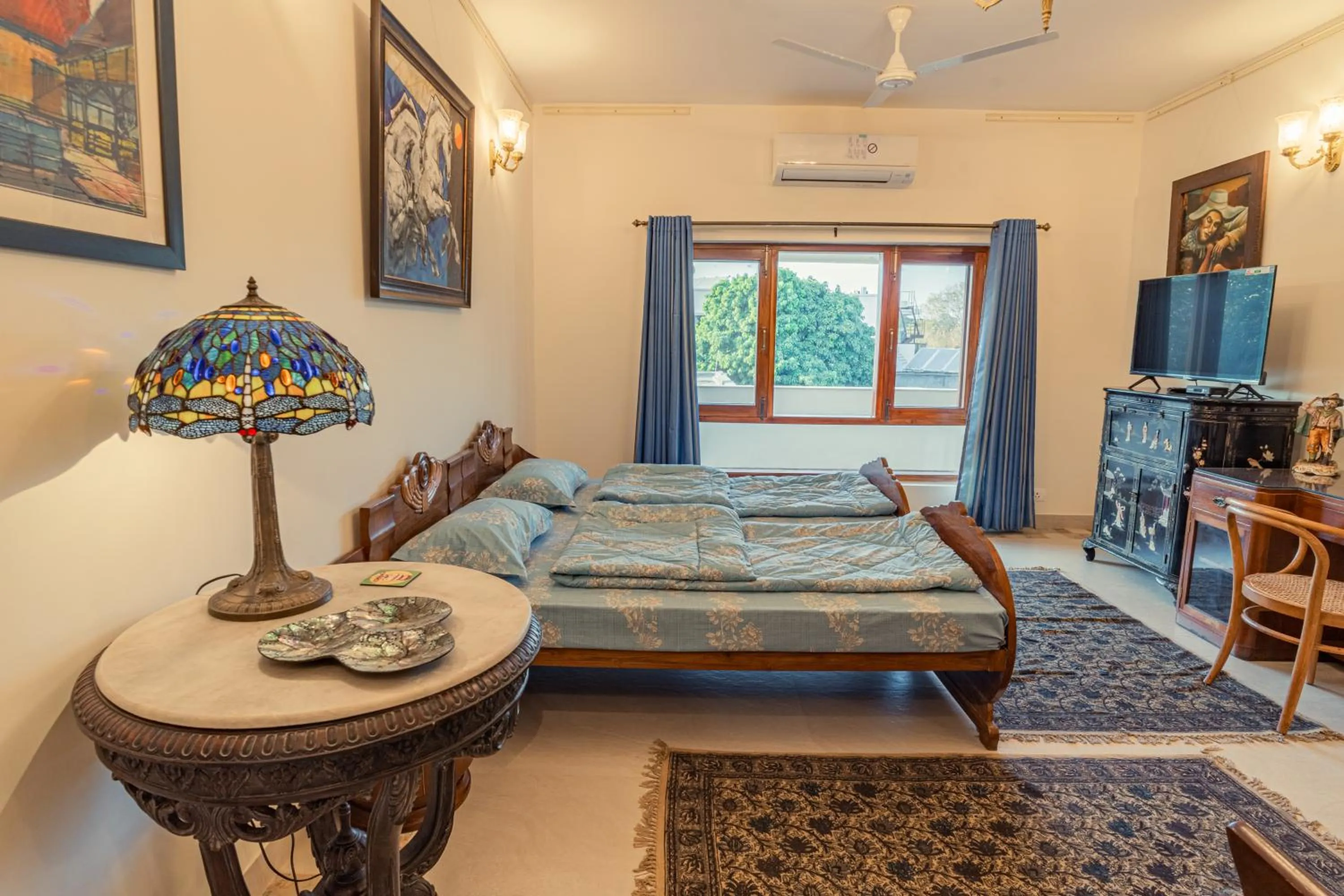 Photo of the whole room, Bed in Anchorage 42