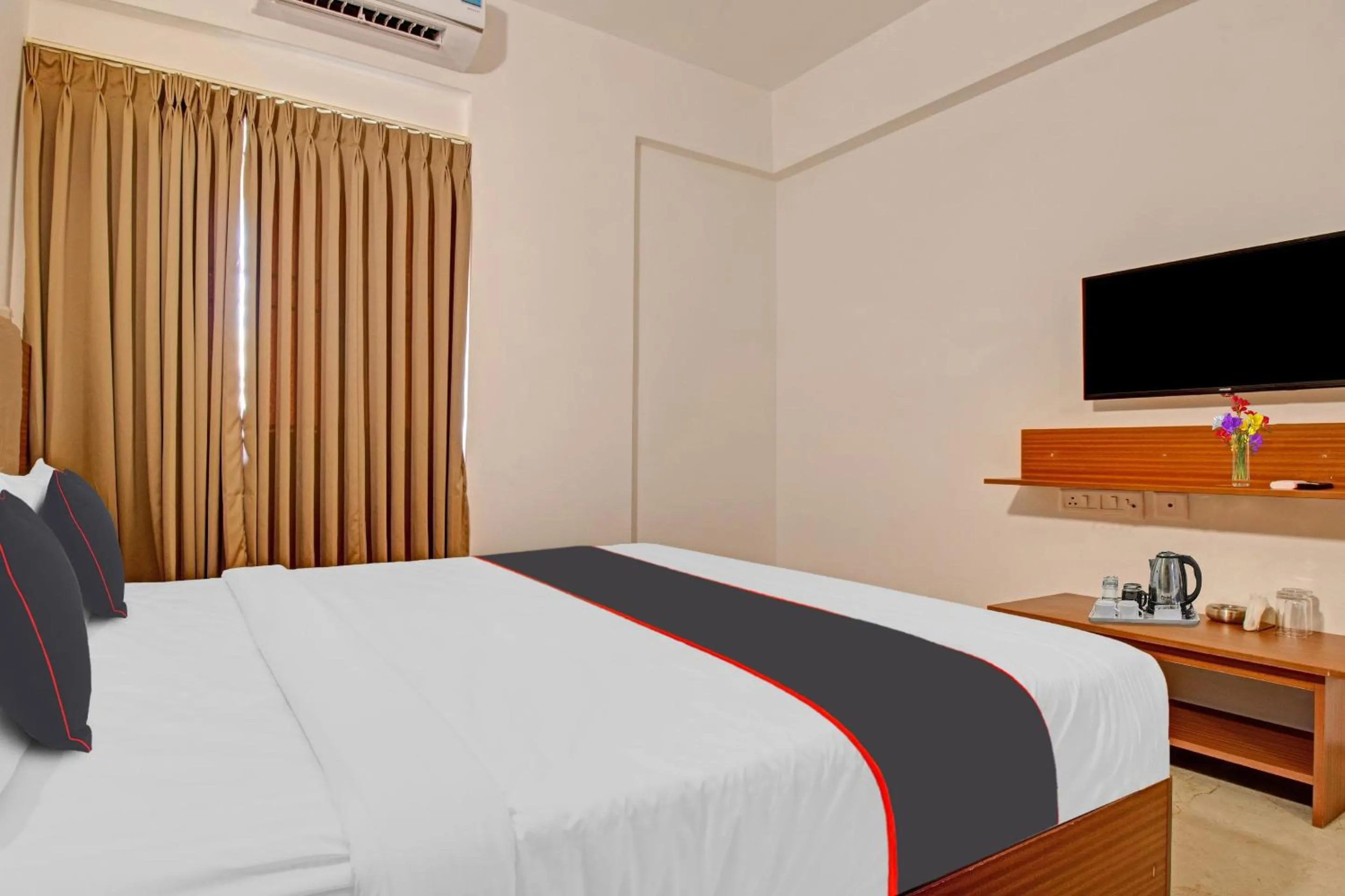 Facade/entrance, Bed in Collection O Petals Otium Business Hotel