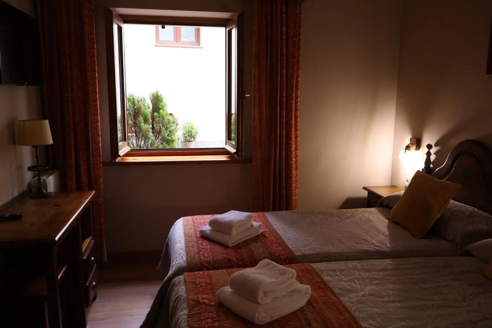 Photo of the whole room, Bed in ETH Pomer