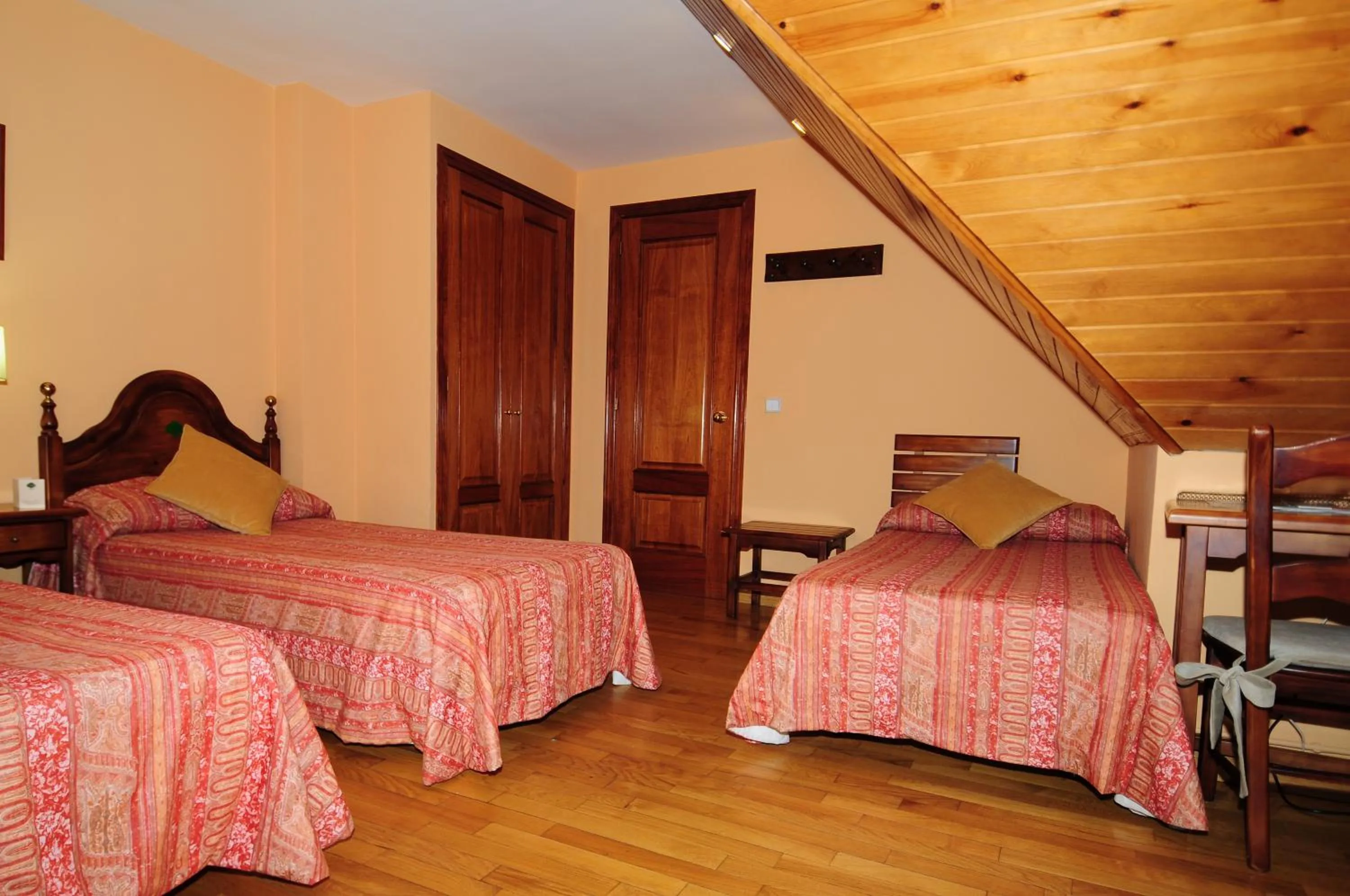 Photo of the whole room, Bed in ETH Pomer