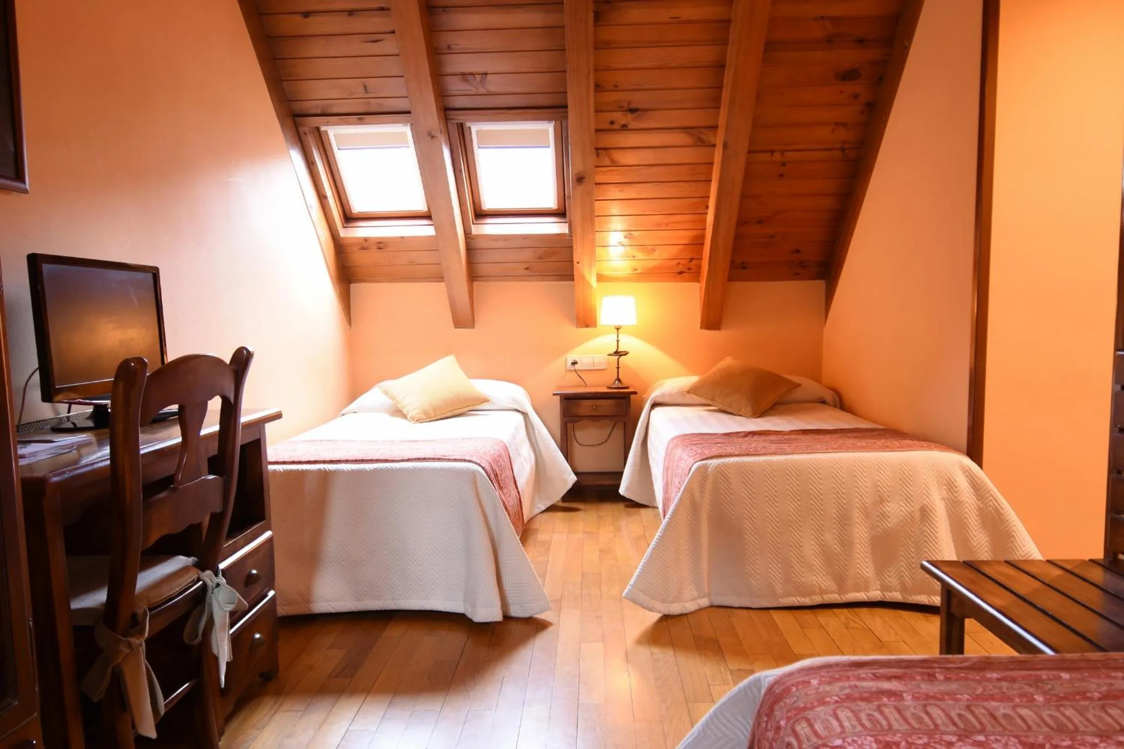 Photo of the whole room, Bed in ETH Pomer