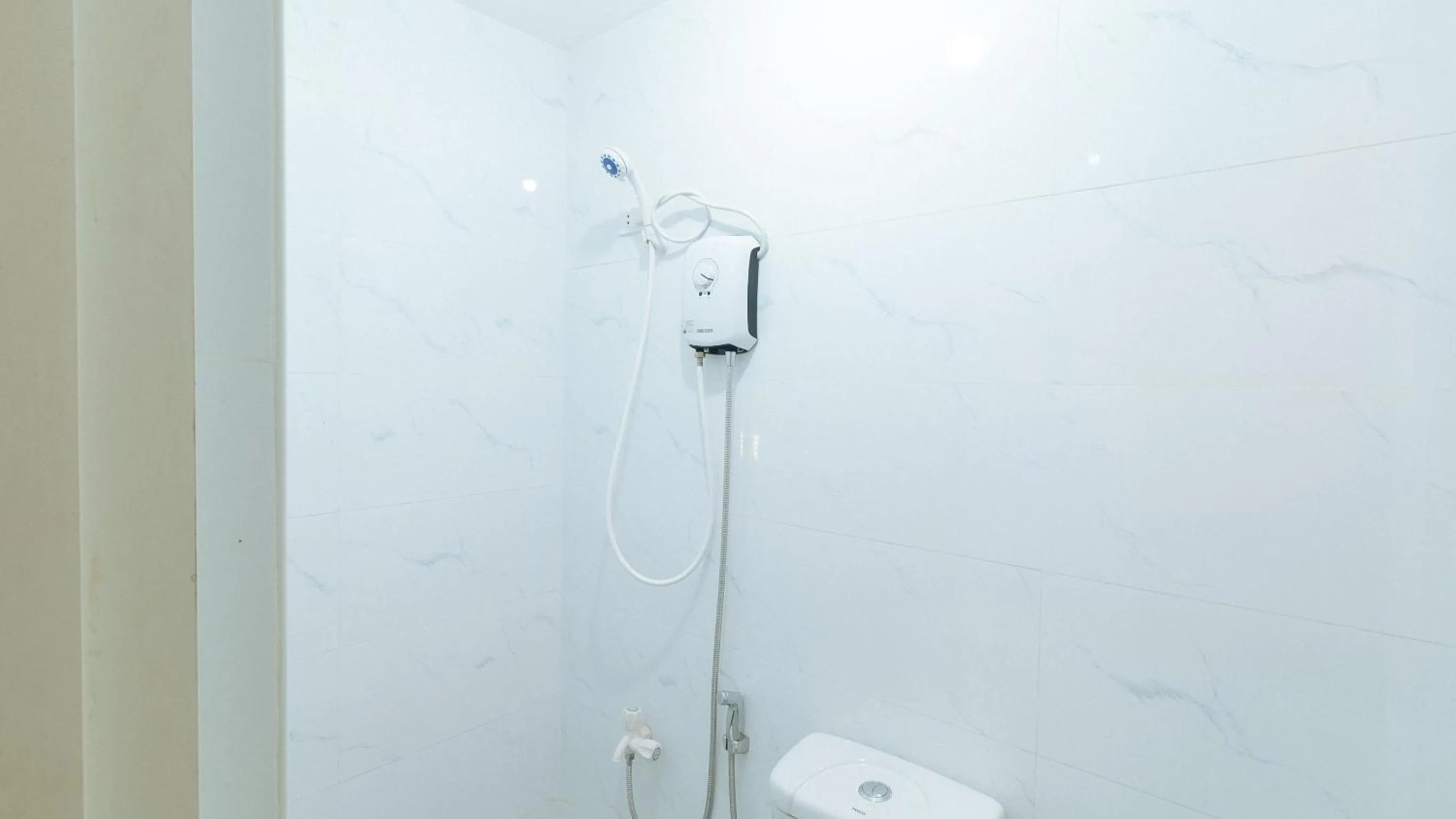 Shower in RedDoorz Plus @ Hotel Platinum Occidental Mindoro