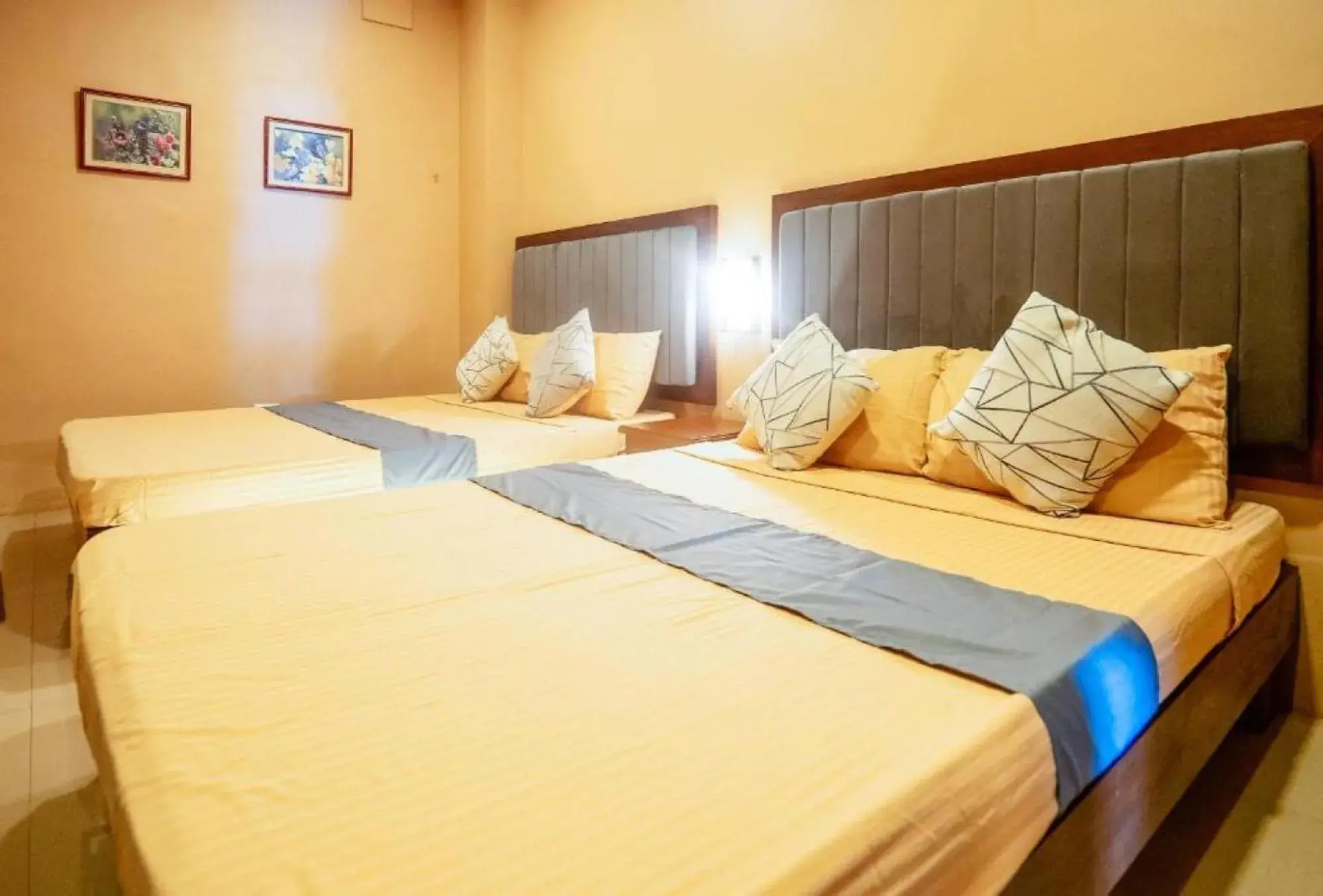 Quadruple Room in RedDoorz Plus @ Hotel Platinum Occidental Mindoro Quadruple Room in RedDoorz Plus @ Hotel Platinum Occidental Mindoro