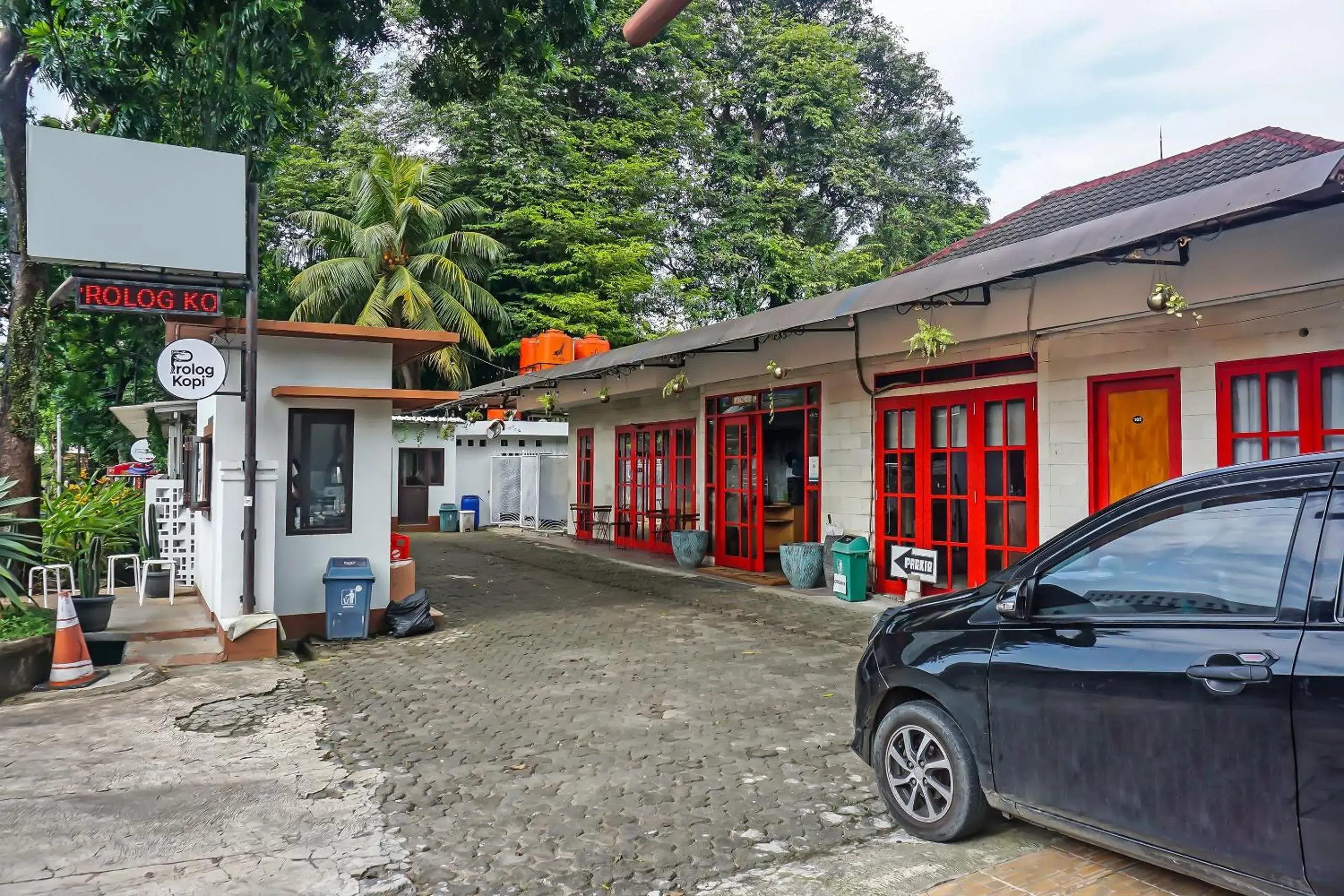 Facade/entrance in Hotel O Bogor Guest House Facade/entrance in Hotel O Bogor Guest House