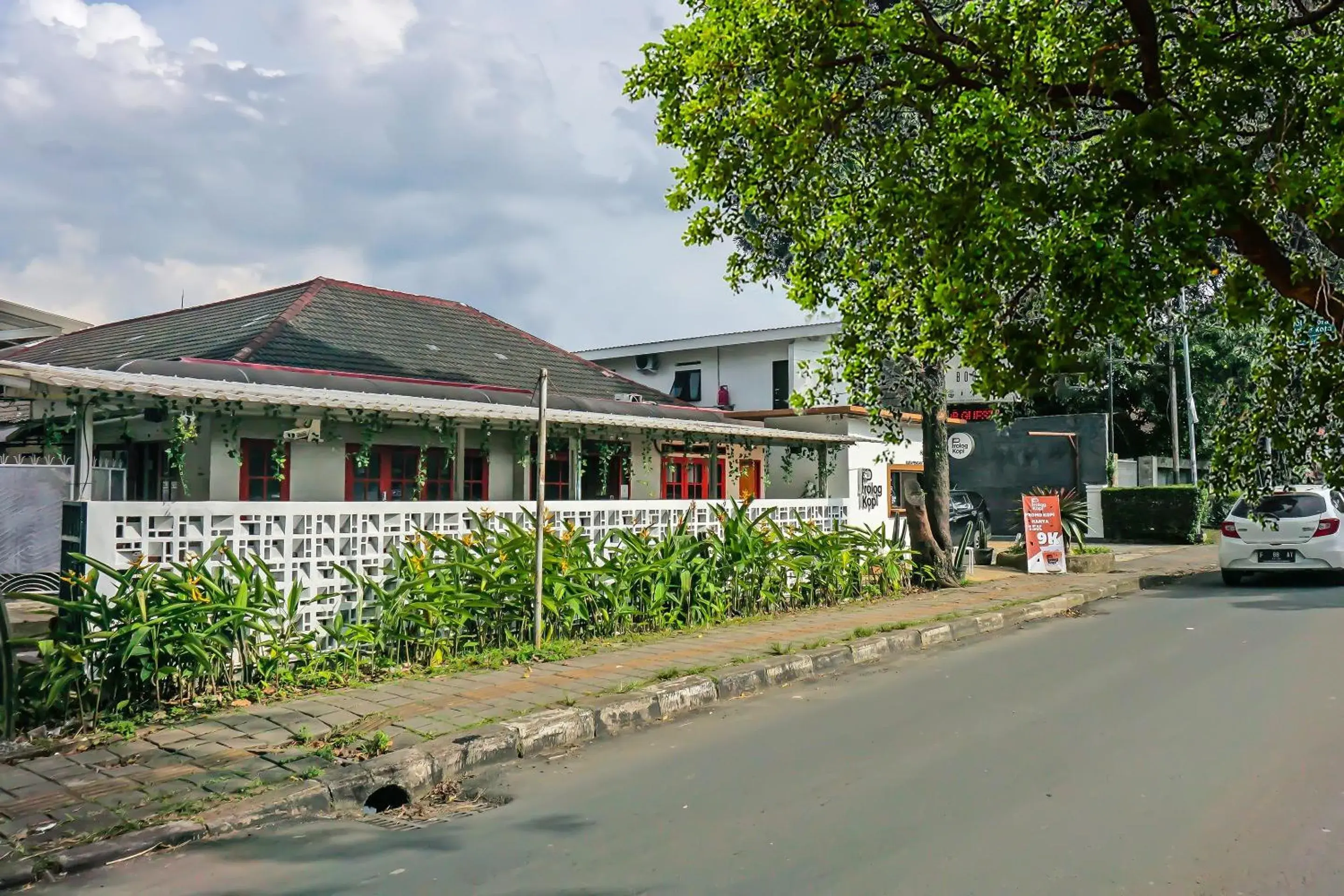 Facade/entrance in Hotel O Bogor Guest House Facade/entrance in Hotel O Bogor Guest House