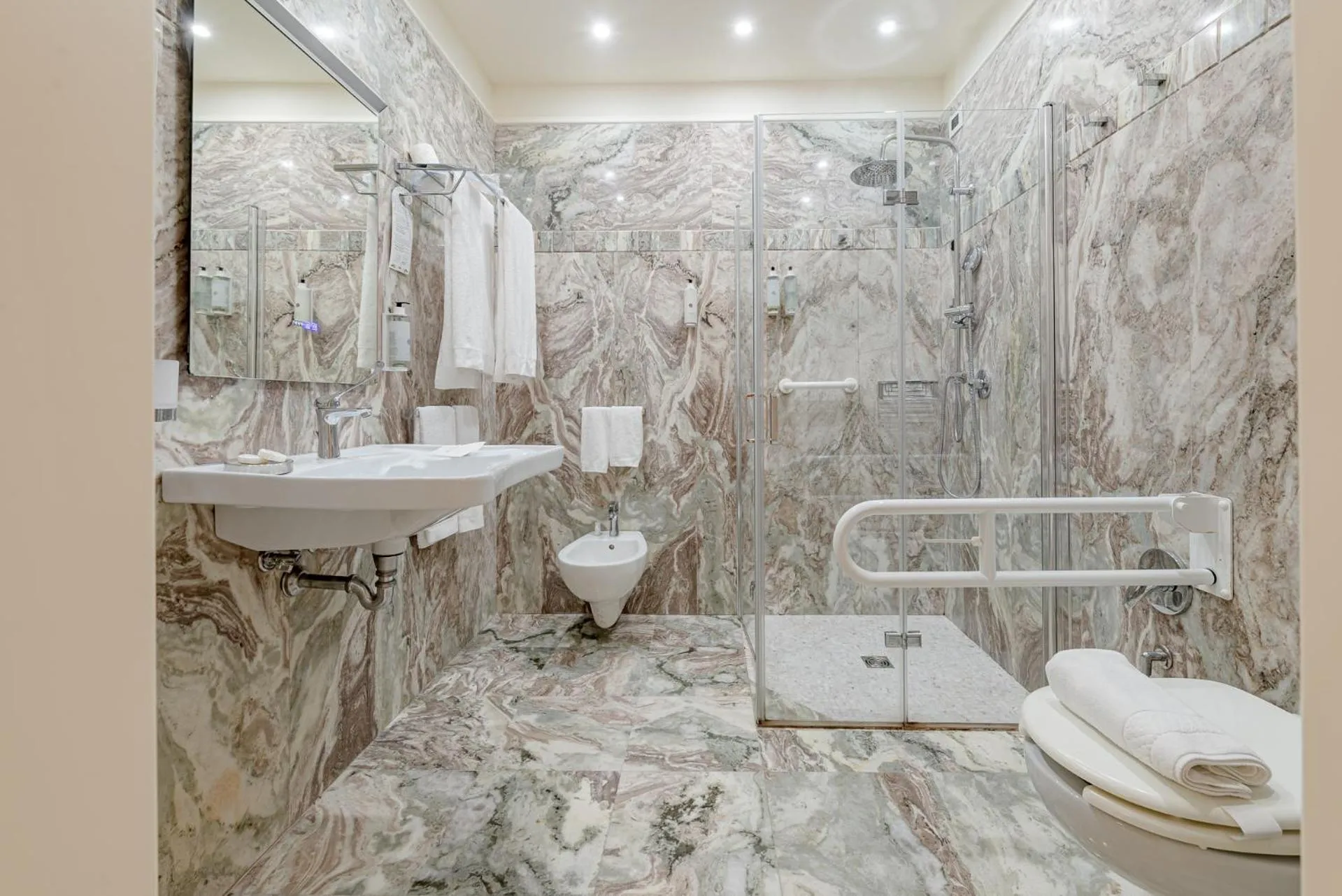 Toilet in La Paloma Blanca Hotel