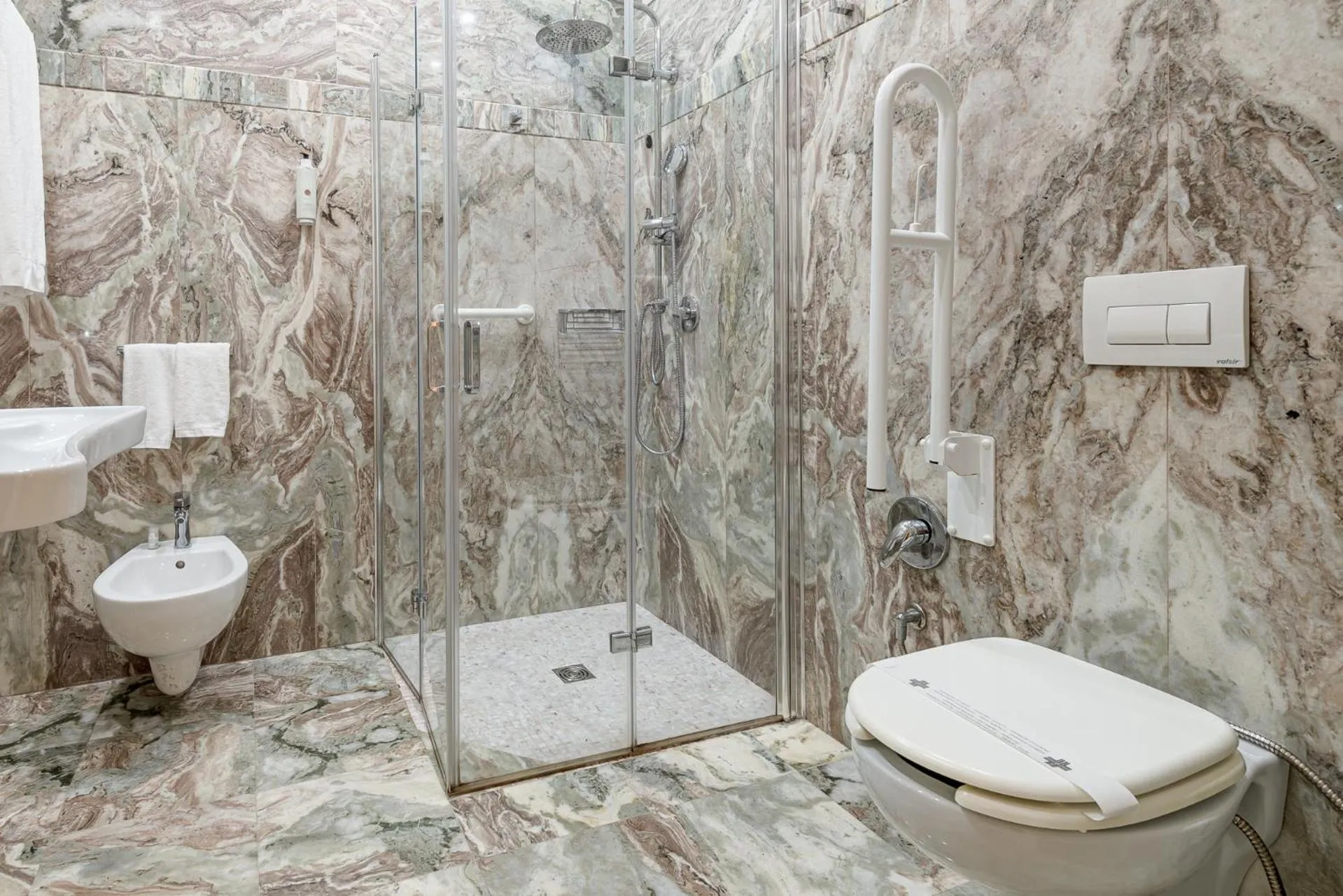 Bathroom in La Paloma Blanca Hotel