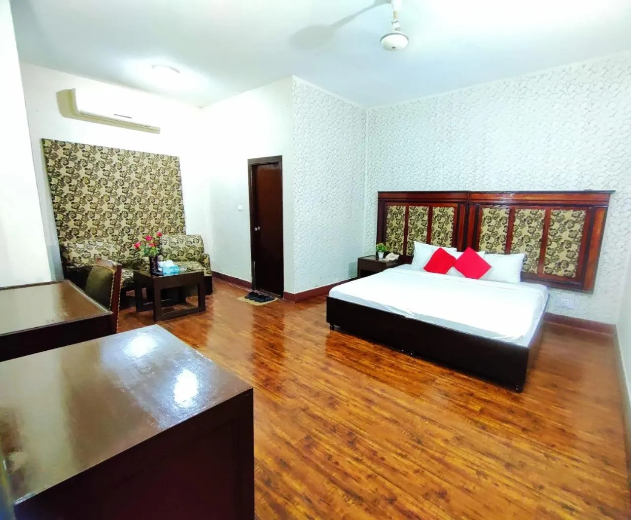 Restaurant/places to eat, Bed in Margalla View Motel