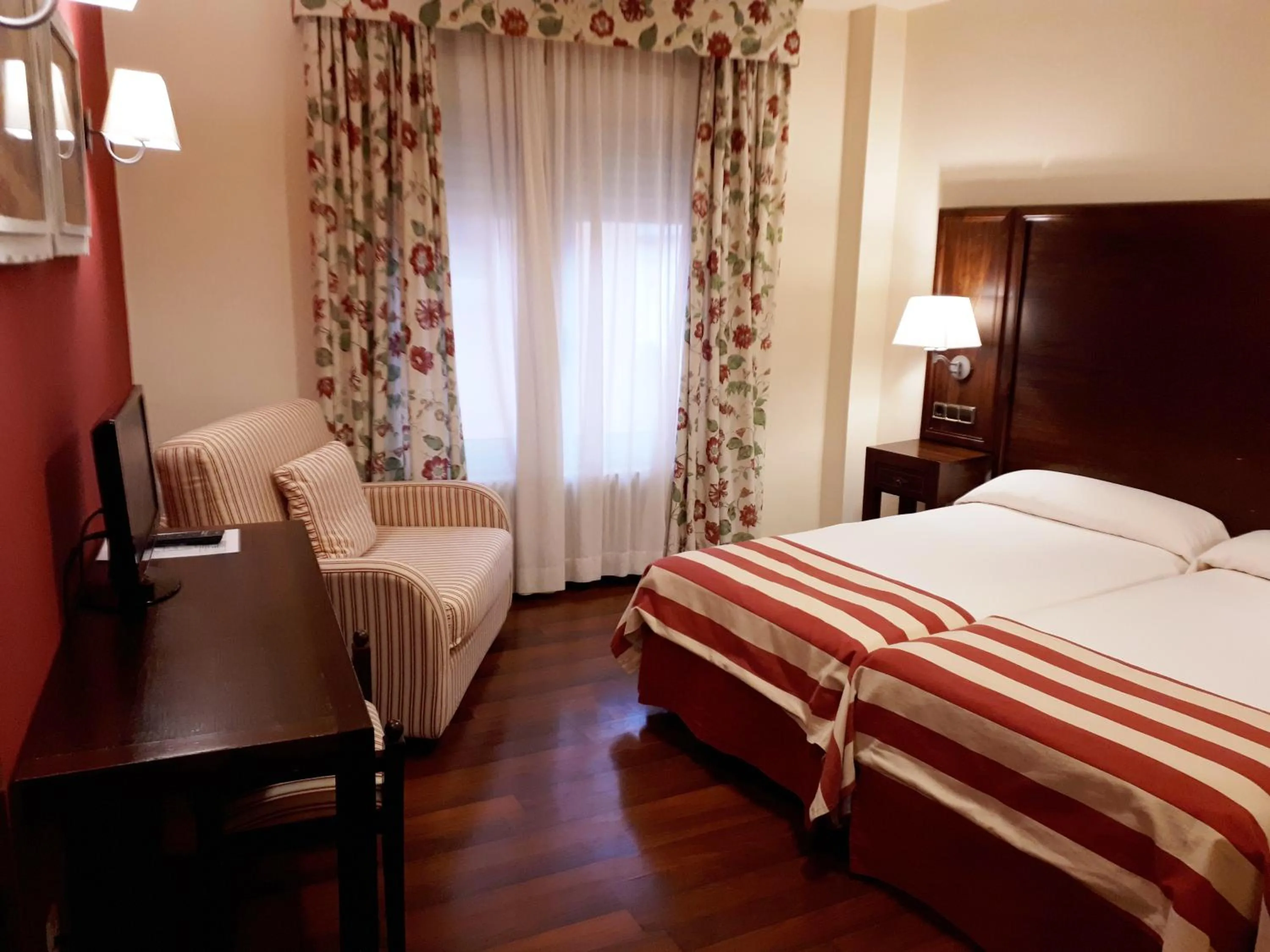 Photo of the whole room, Bed in Hotel Urogallo