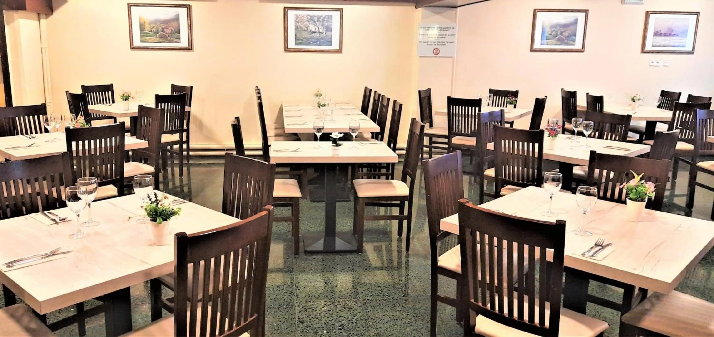 Restaurant/places to eat in Hotel Urogallo