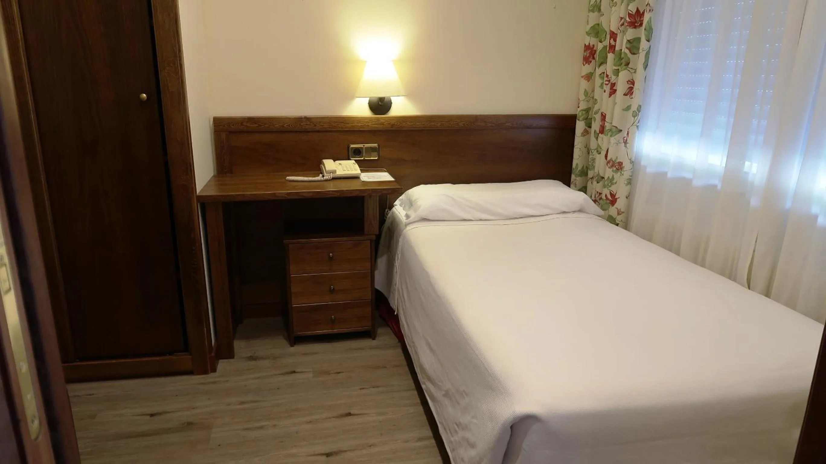 Photo of the whole room, Bed in Hotel Urogallo