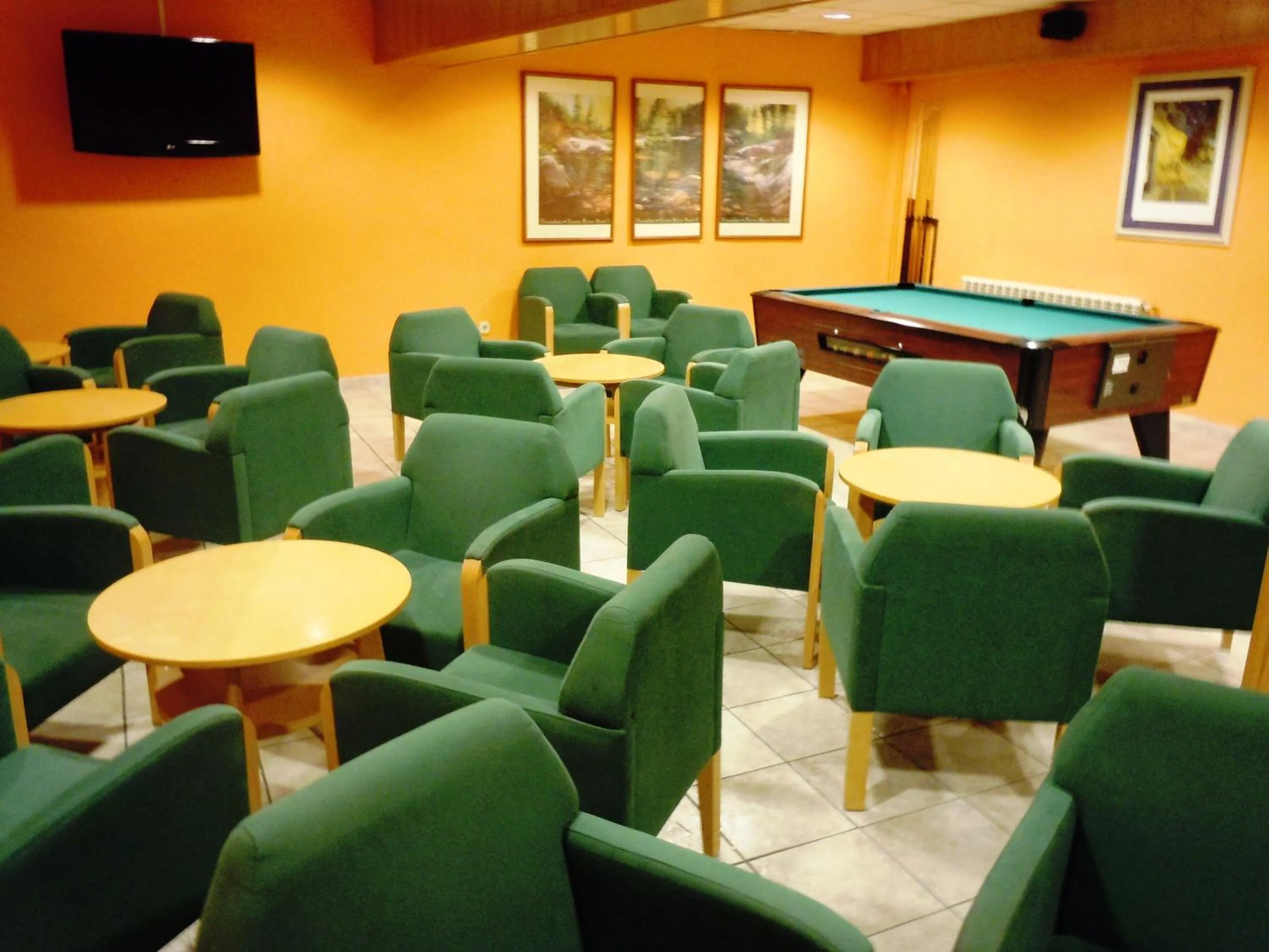 Restaurant/places to eat in Hotel Urogallo