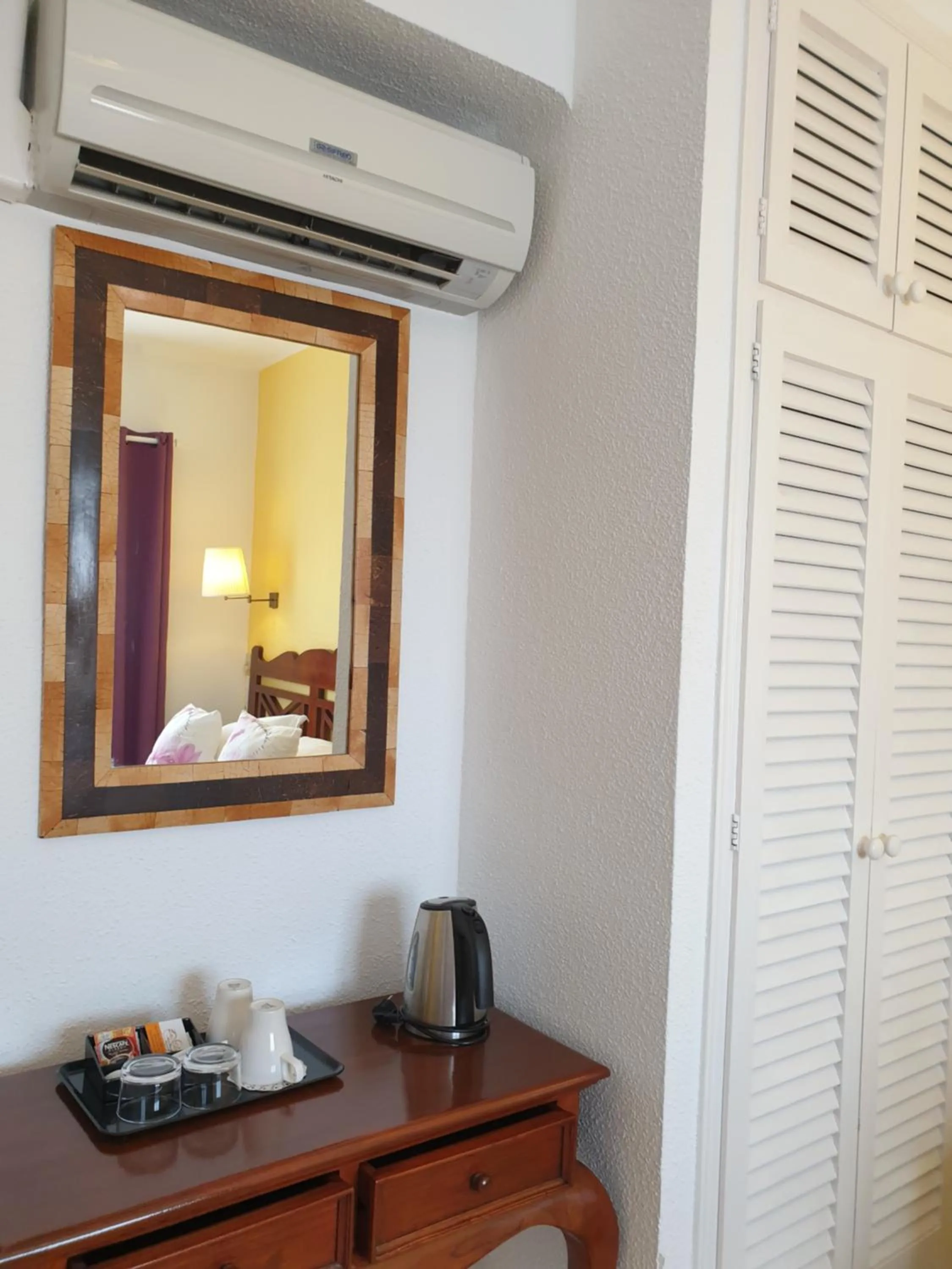 Coffee/tea facilities, Bed in Hotel Boutique Las Arenas