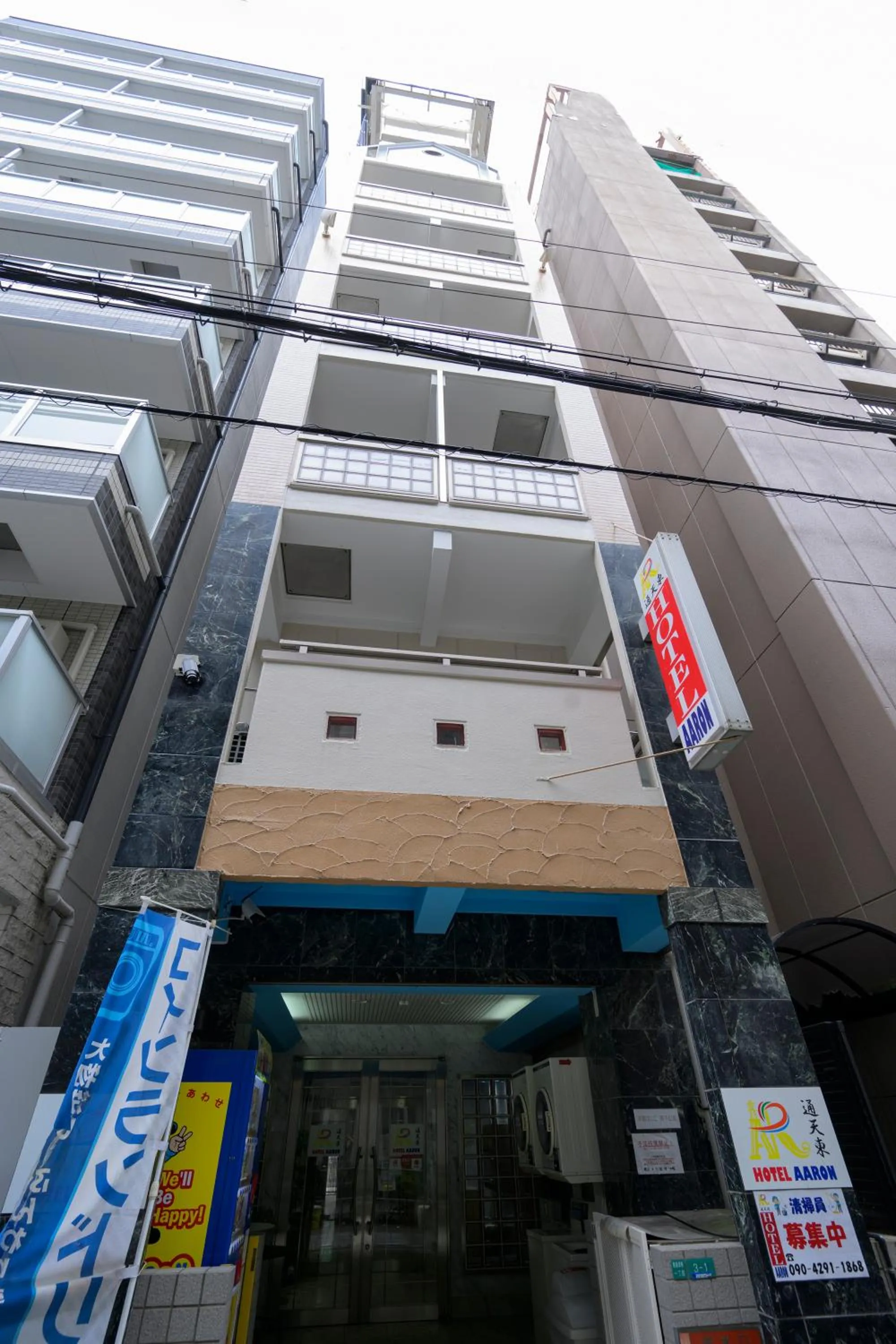 Facade/entrance in HOTEL AARON通天東