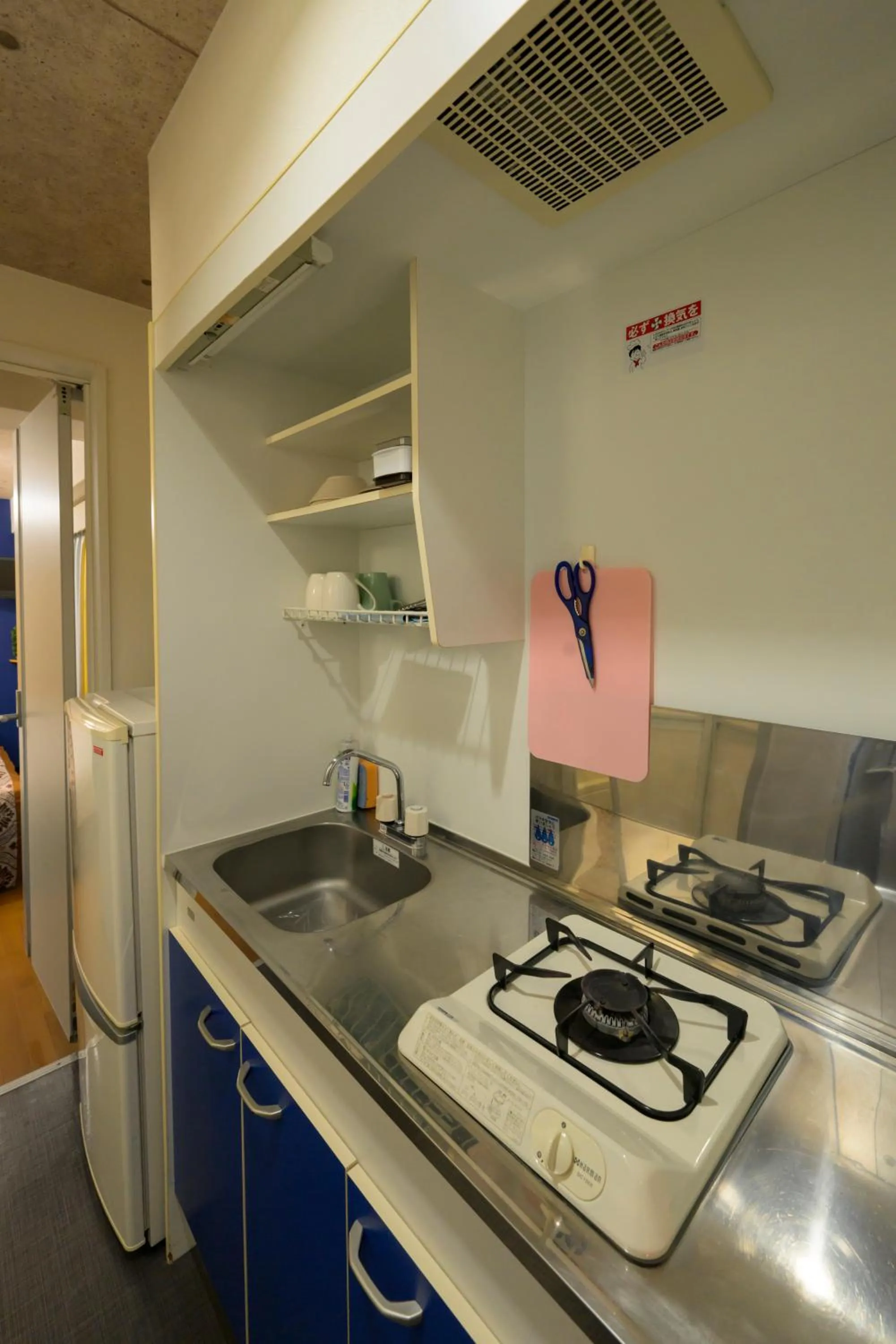 Kitchen or kitchenette in HOTEL AARON通天東